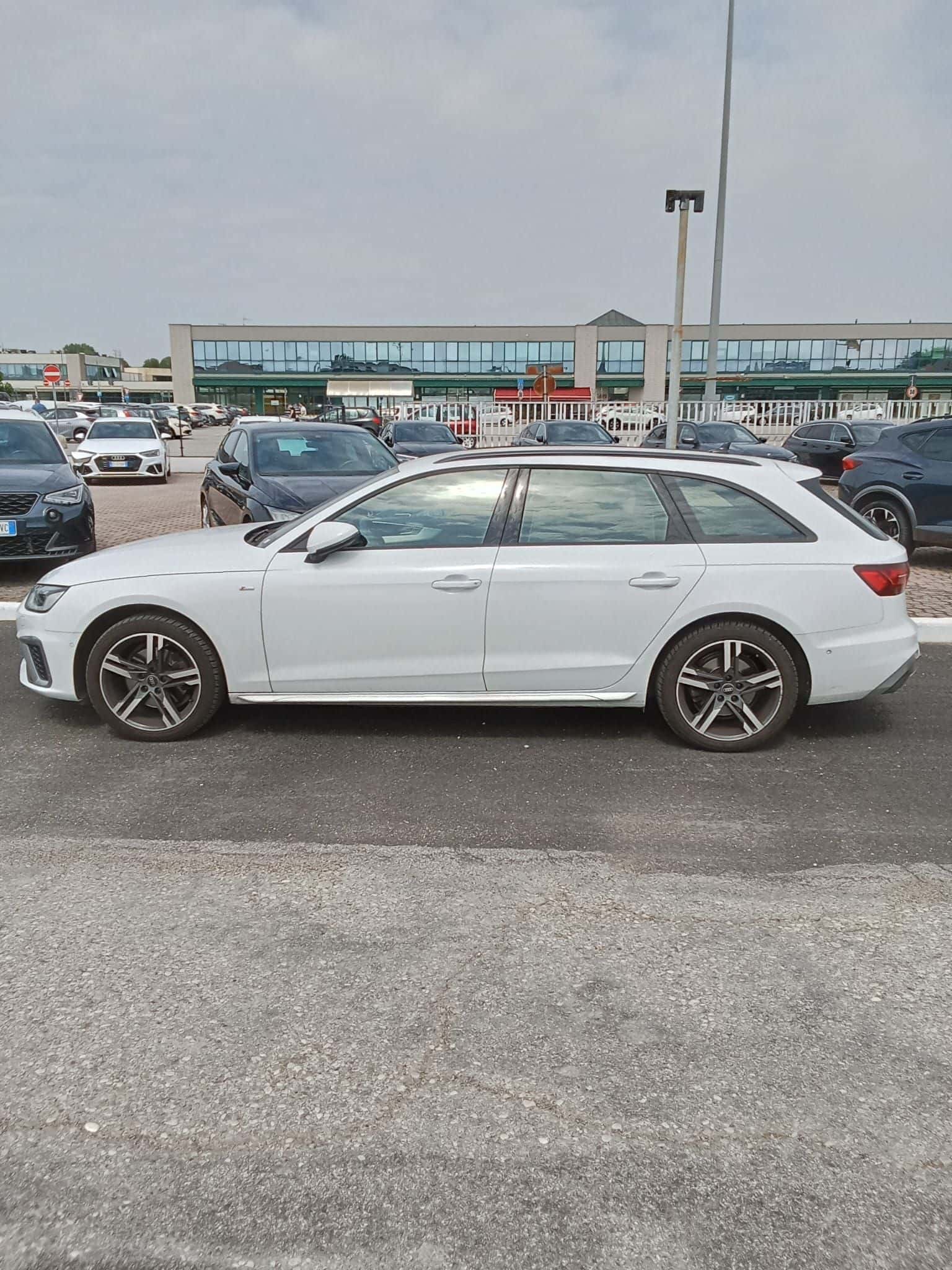 Audi A4  Avant 40 2.0 g-tron S Line edition 170cv s-tronic - Immagine 2