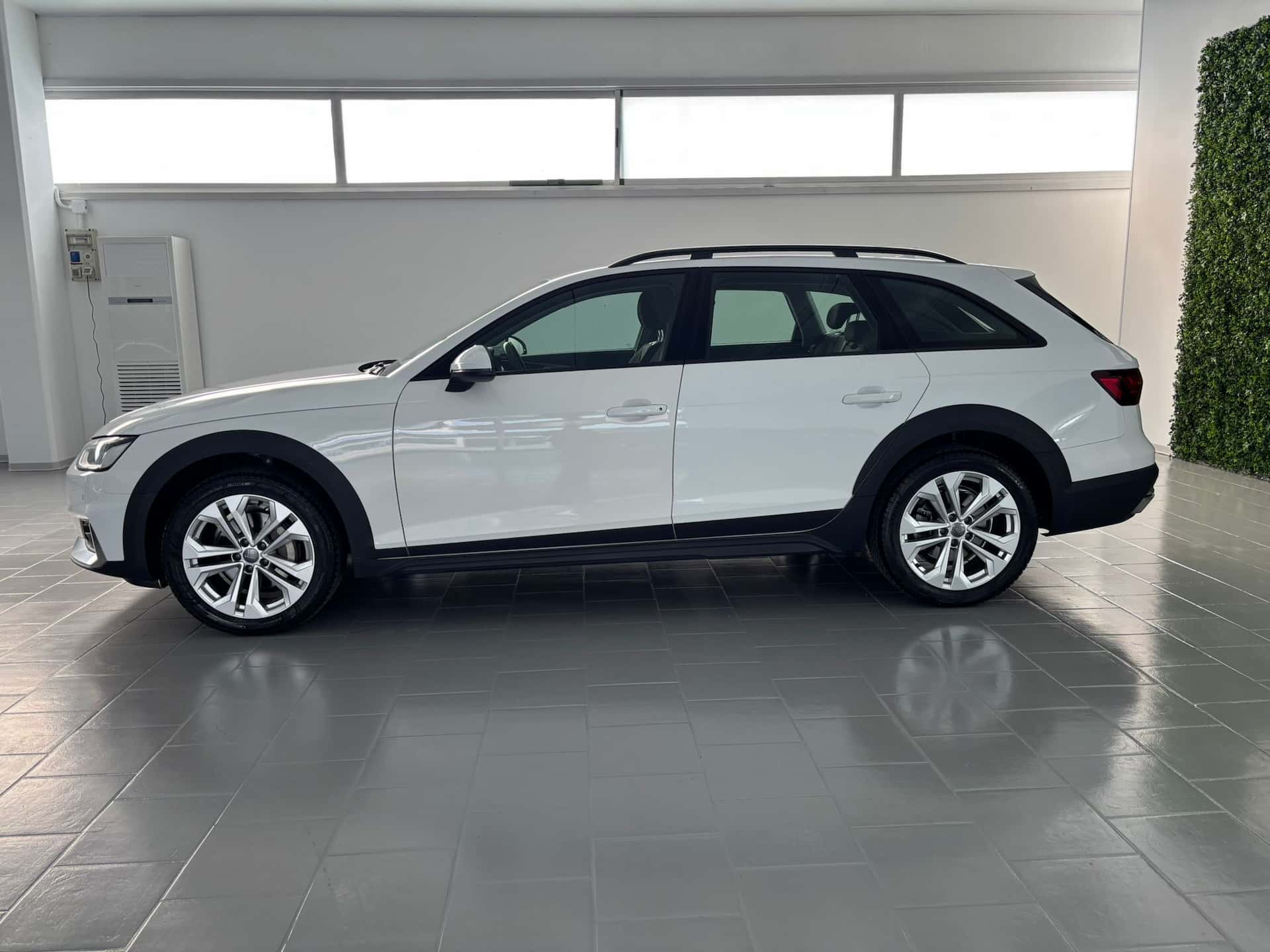 Audi A4 2019 Allroad Quattro 40 2.0 tdi Identity Contrast quattro 190cv s tronic - Immagine 2