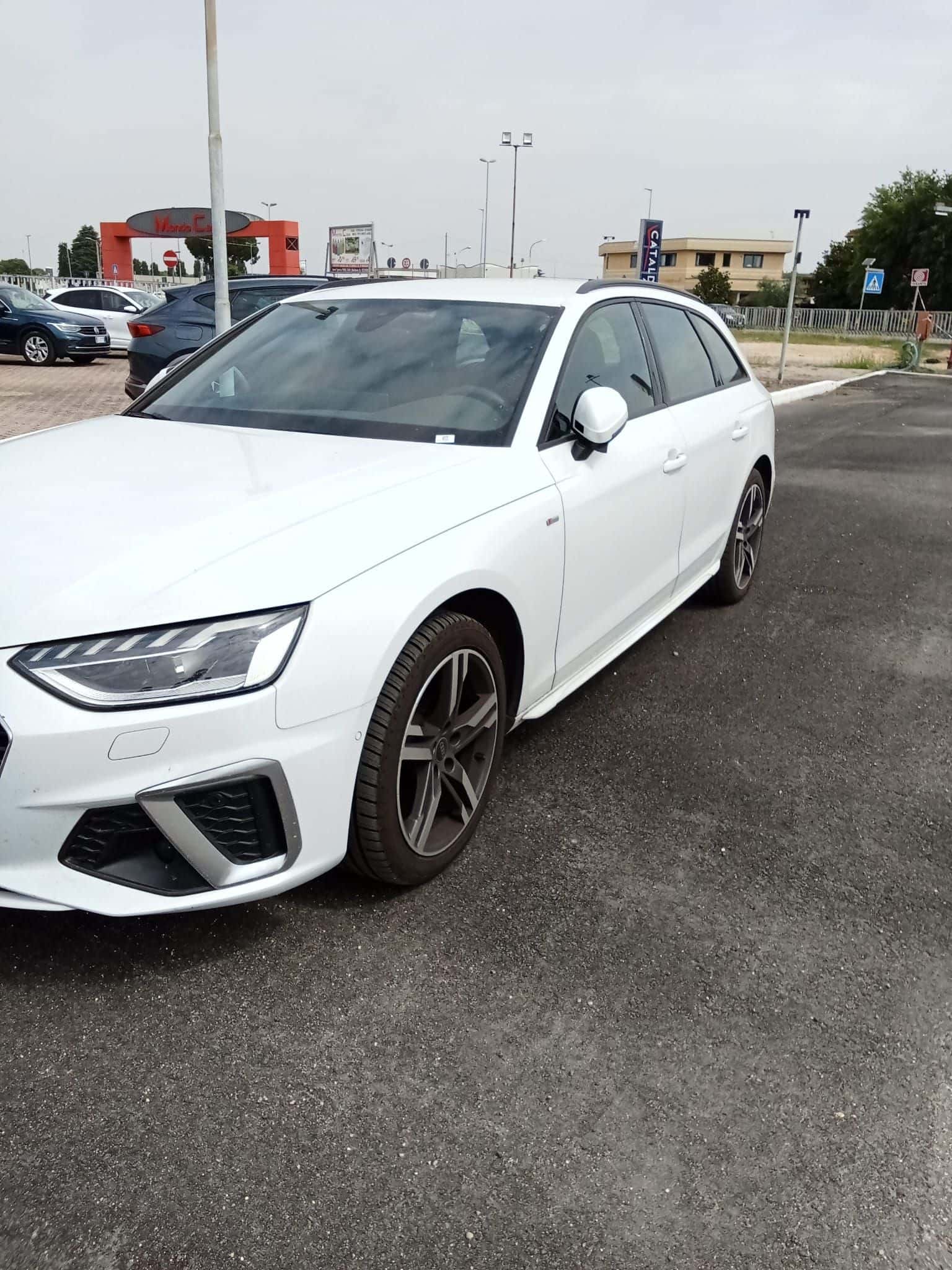 Audi A4  Avant 40 2.0 g-tron S Line edition 170cv s-tronic - Immagine 1