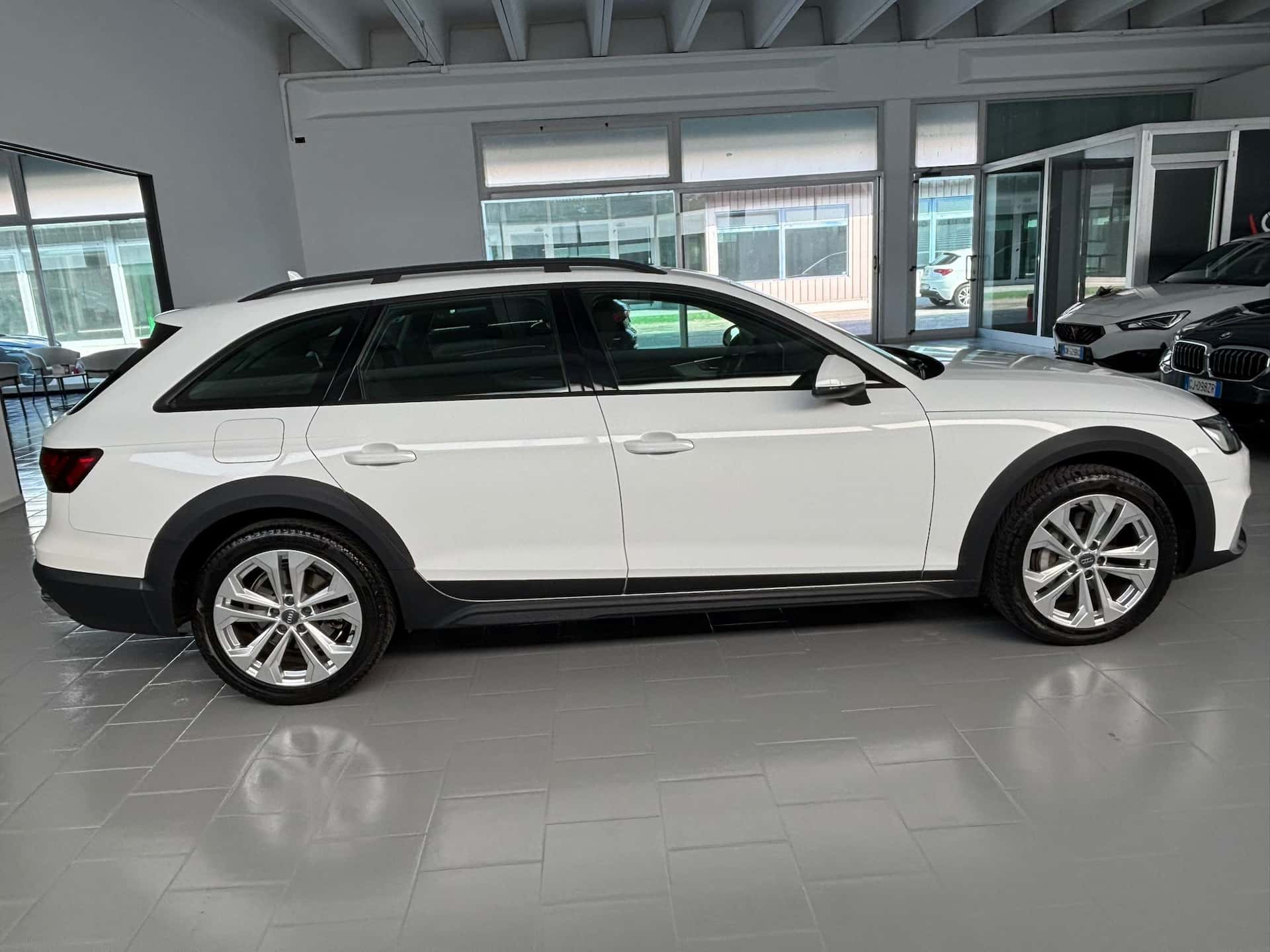 Audi A4 2019 Allroad Quattro 40 2.0 tdi Identity Contrast quattro 190cv s tronic - Immagine 6