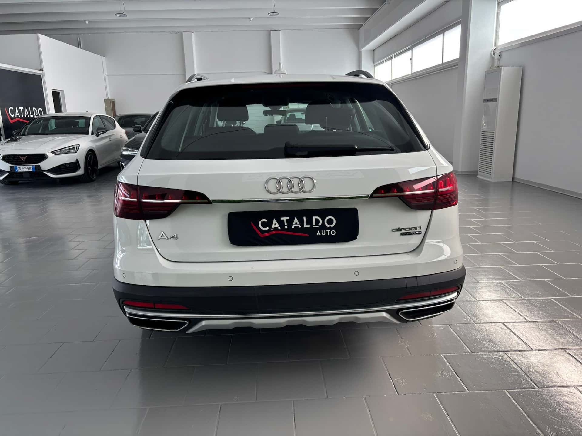 Audi A4 2019 Allroad Quattro 40 2.0 tdi Identity Contrast quattro 190cv s tronic - Immagine 4