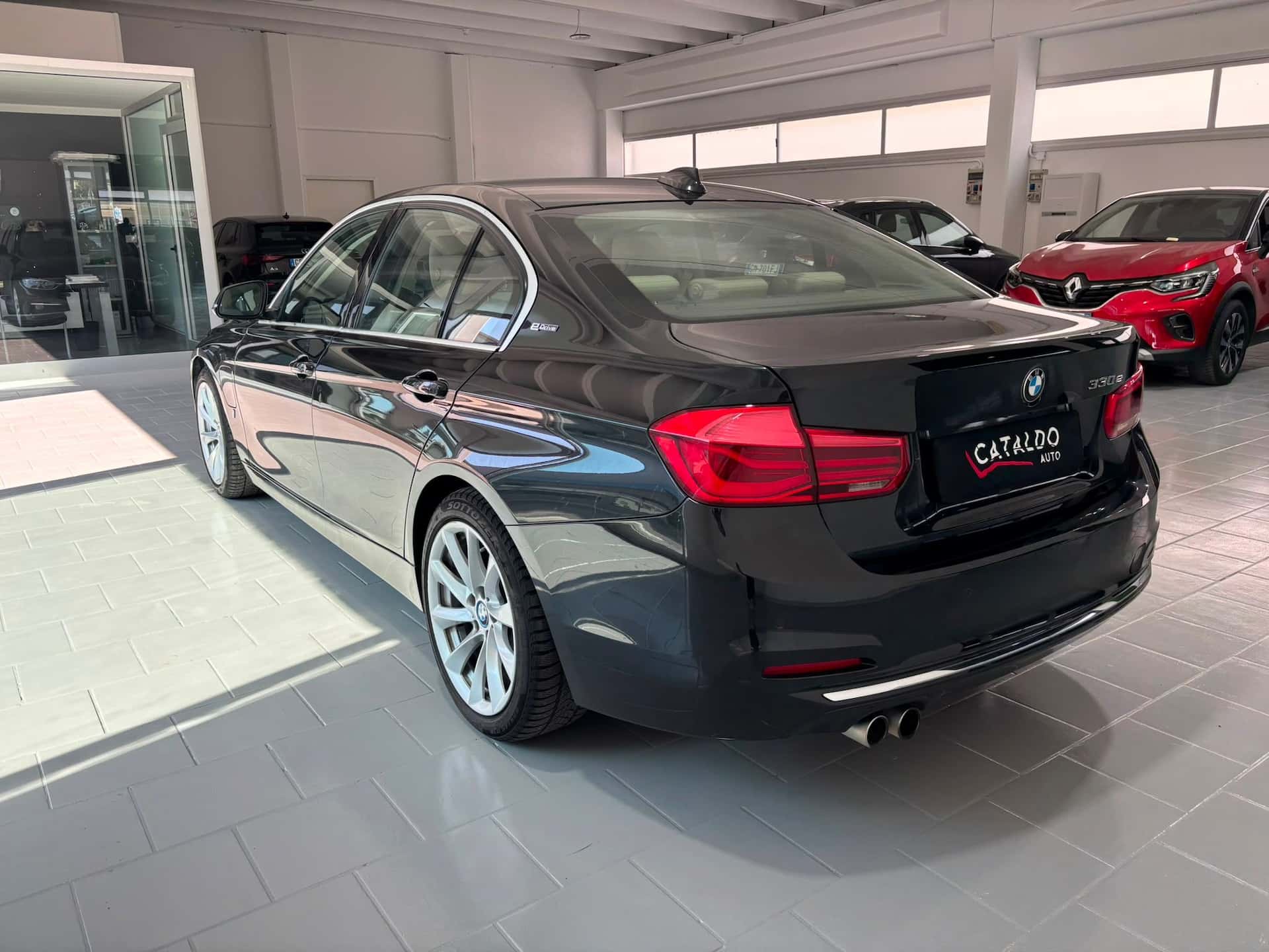 BMW 330 Serie 3 F30 2015 Berlina 330e Luxury auto - Immagine 3