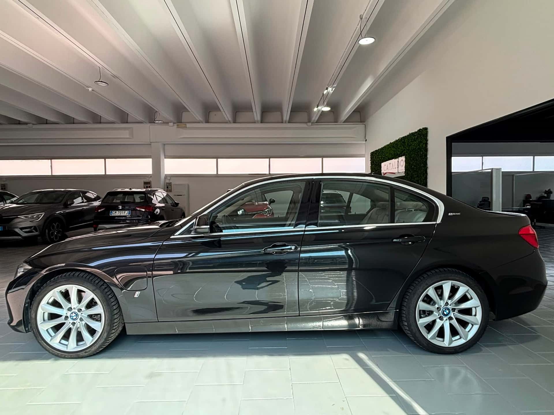 BMW 330 Serie 3 F30 2015 Berlina 330e Luxury auto - Immagine 2