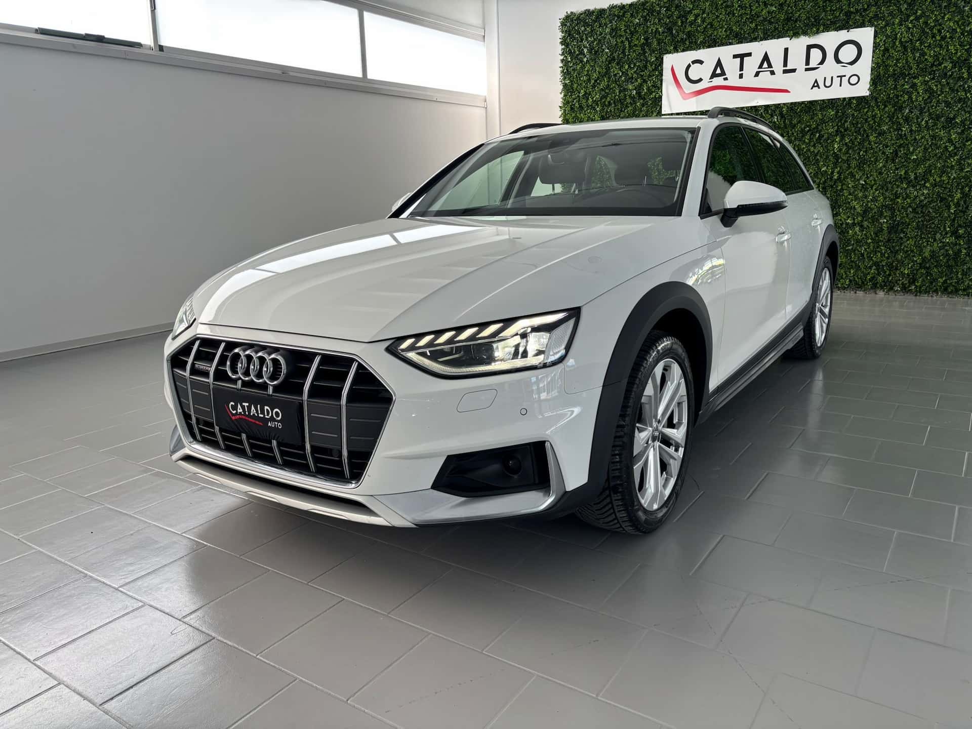Audi A4 2019 Allroad Quattro 40 2.0 tdi Identity Contrast quattro 190cv s tronic - Immagine 1