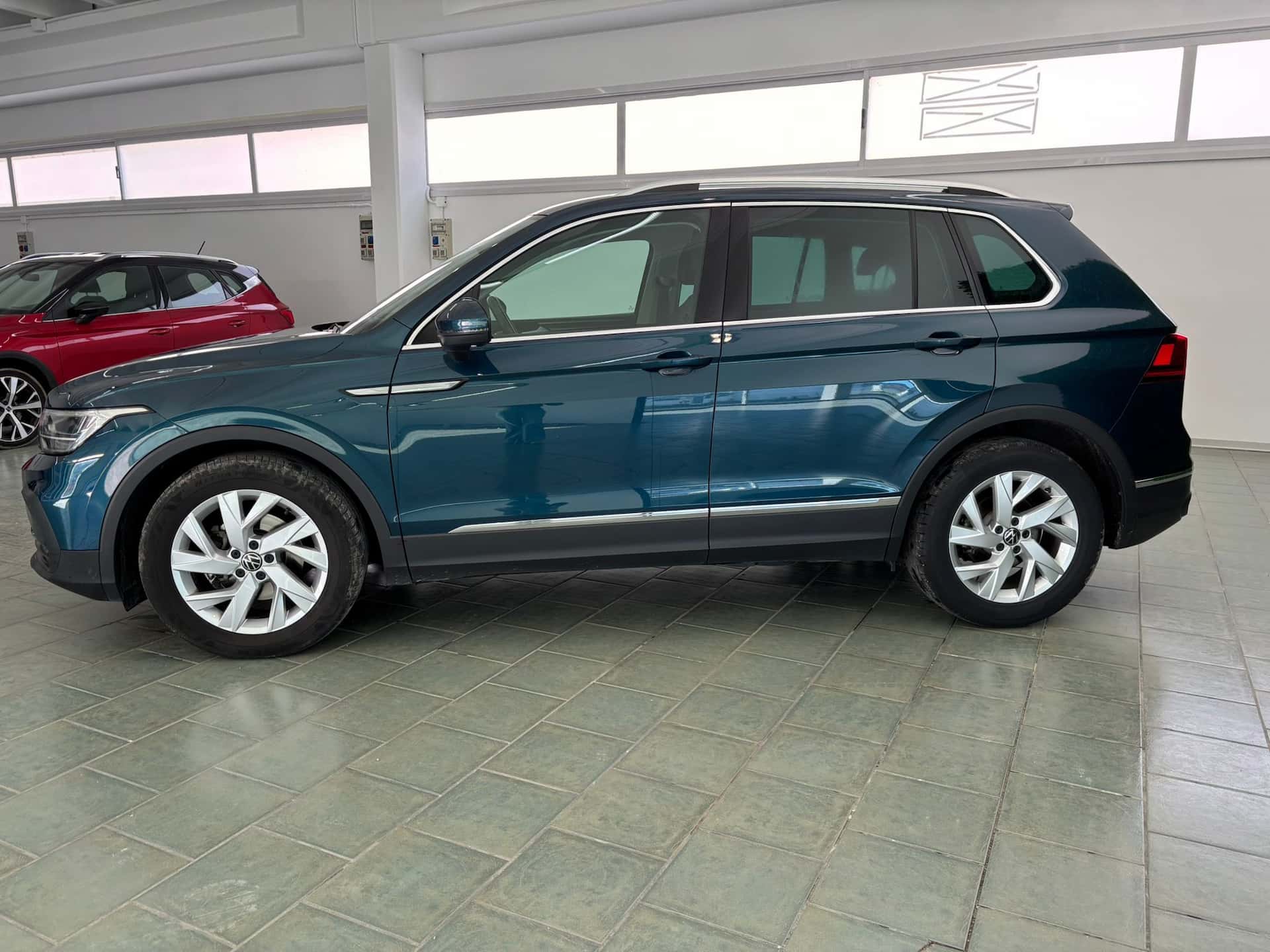 Volkswagen Tiguan II 2021 2.0 tdi Life 122cv - Immagine 3