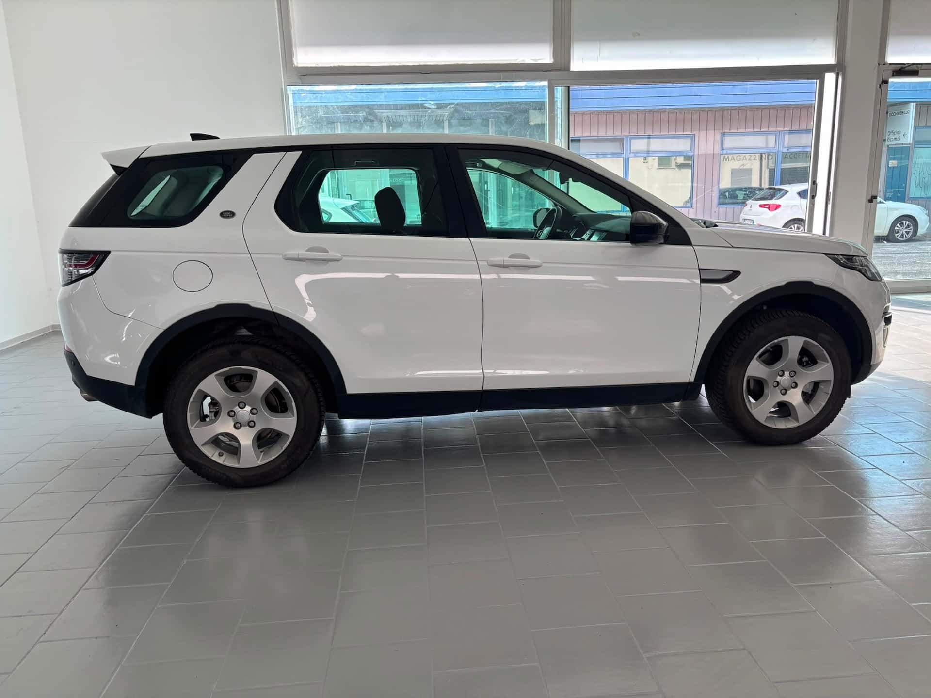 Land Rover Discovery Sport I 2015 2.0 ed4 Pure 2wd 150cv - Immagine 6