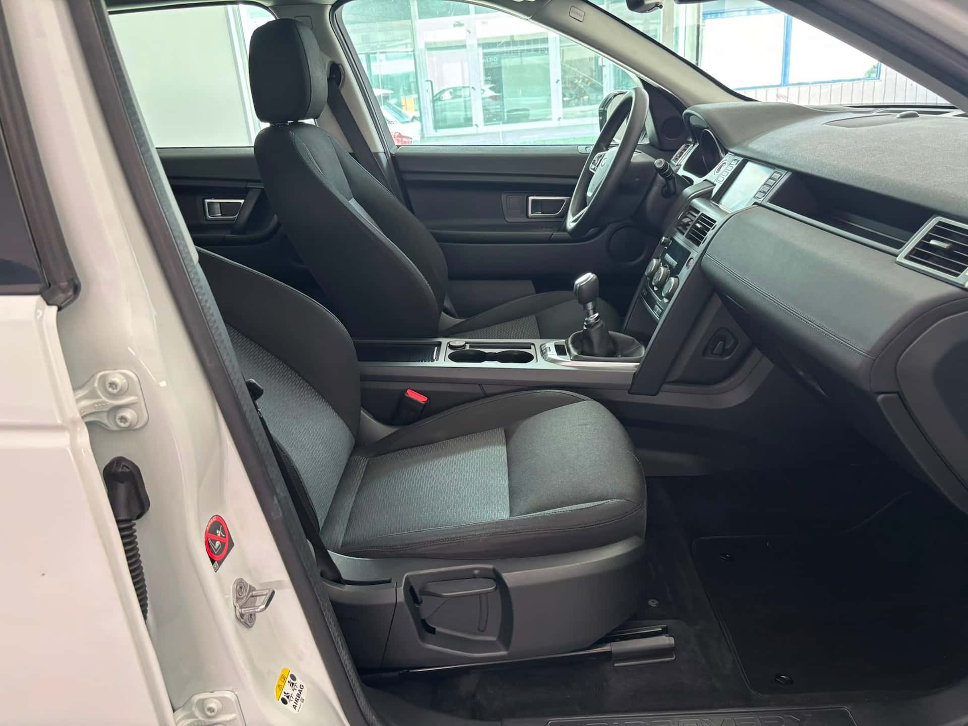 Land Rover Discovery Sport I 2015 2.0 ed4 Pure 2wd 150cv - Immagine 16
