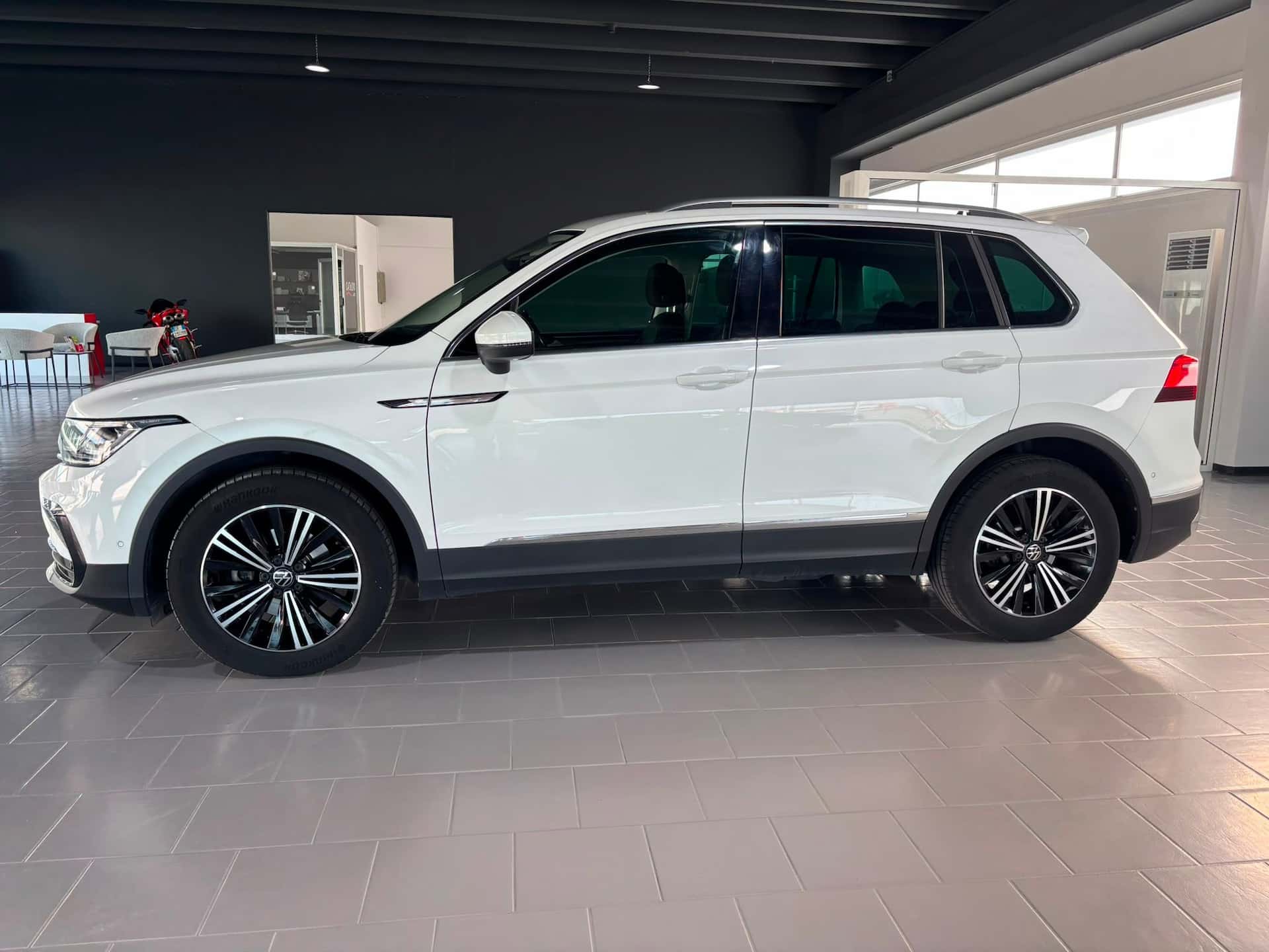 Volkswagen Tiguan II 2021 2.0 tdi Elegance 150cv dsg - Immagine 2