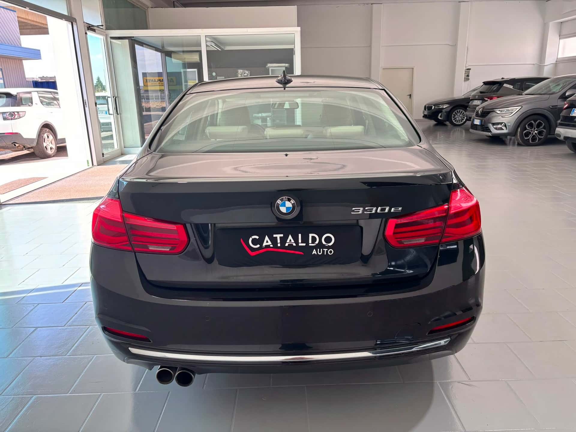 BMW 330 Serie 3 F30 2015 Berlina 330e Luxury auto - Immagine 4
