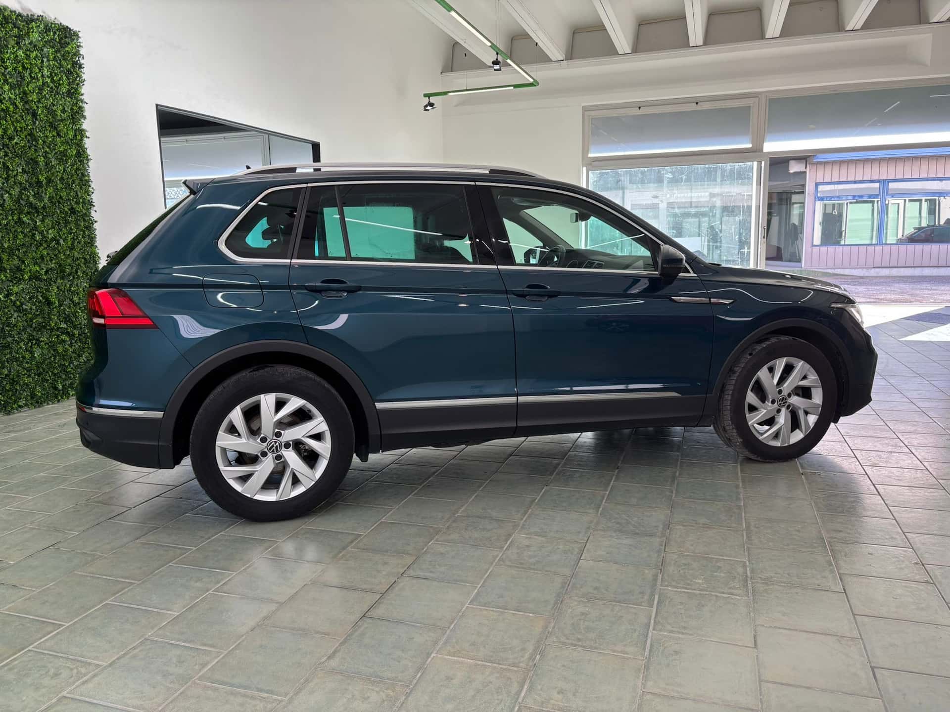 Volkswagen Tiguan II 2021 2.0 tdi Life 122cv - Immagine 2