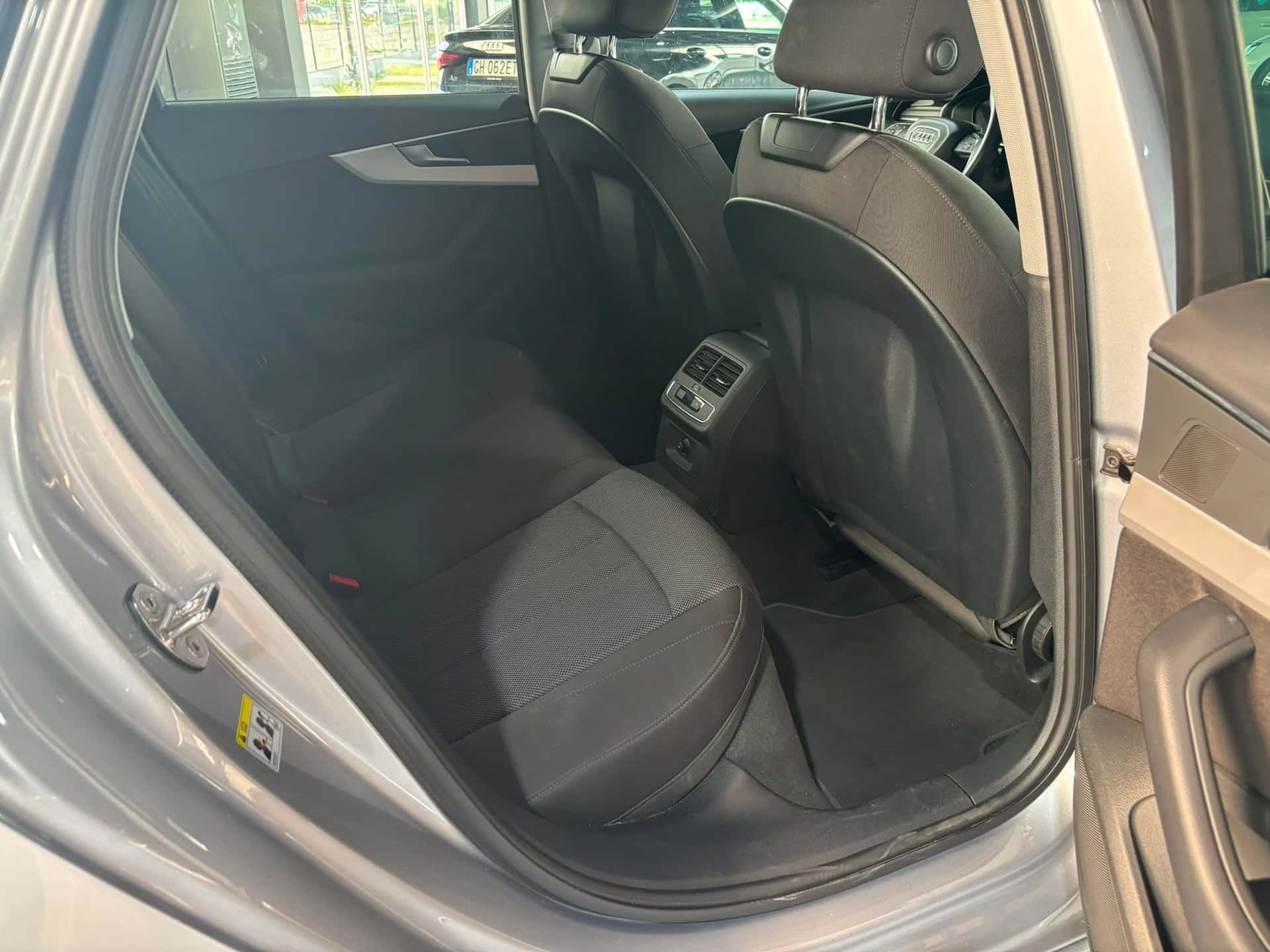Audi A4 V 2019 Avant 35 2.0 tdi mhev Business Advanced 163cv s-tronic - Immagine 19