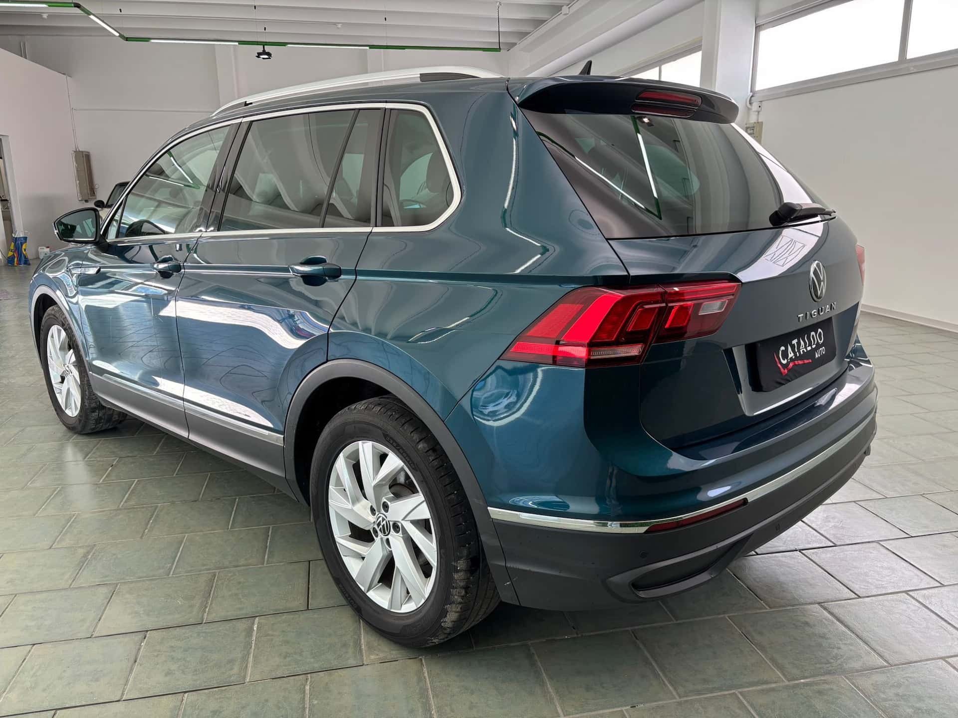 Volkswagen Tiguan II 2021 2.0 tdi Life 122cv - Immagine 4