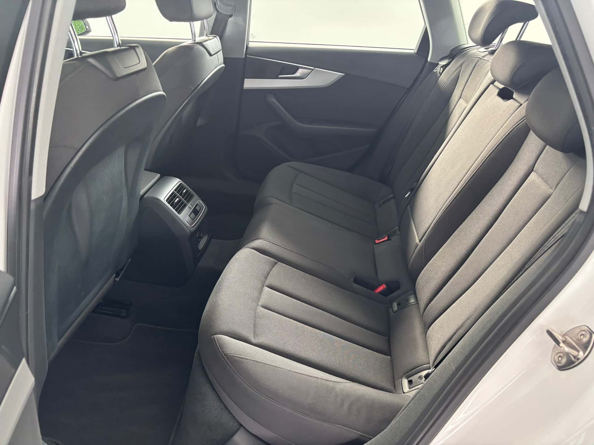 Audi A4 2019 Allroad Quattro 40 2.0 tdi Identity Contrast quattro 190cv s tronic - Immagine 17