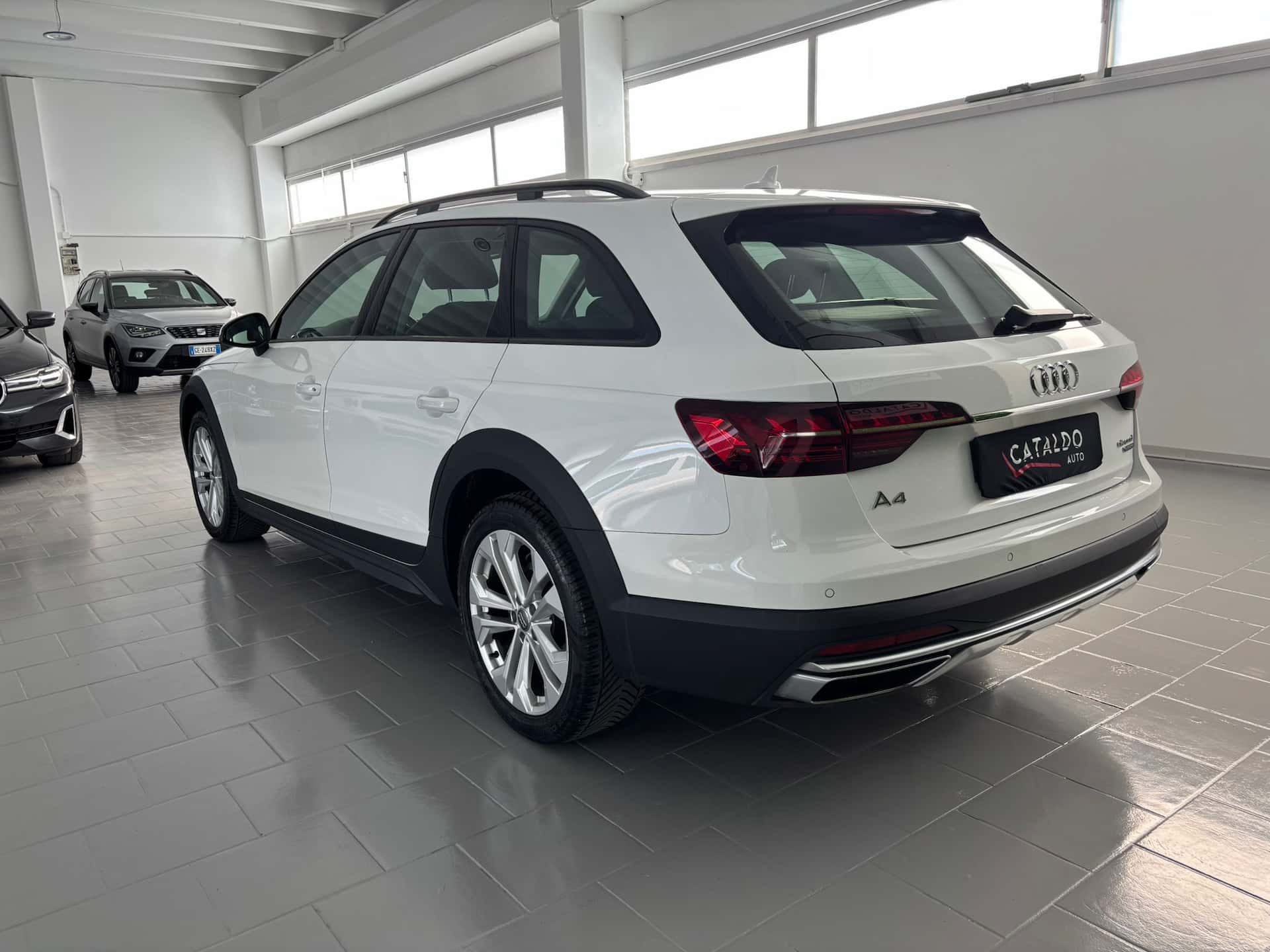 Audi A4 2019 Allroad Quattro 40 2.0 tdi Identity Contrast quattro 190cv s tronic - Immagine 3
