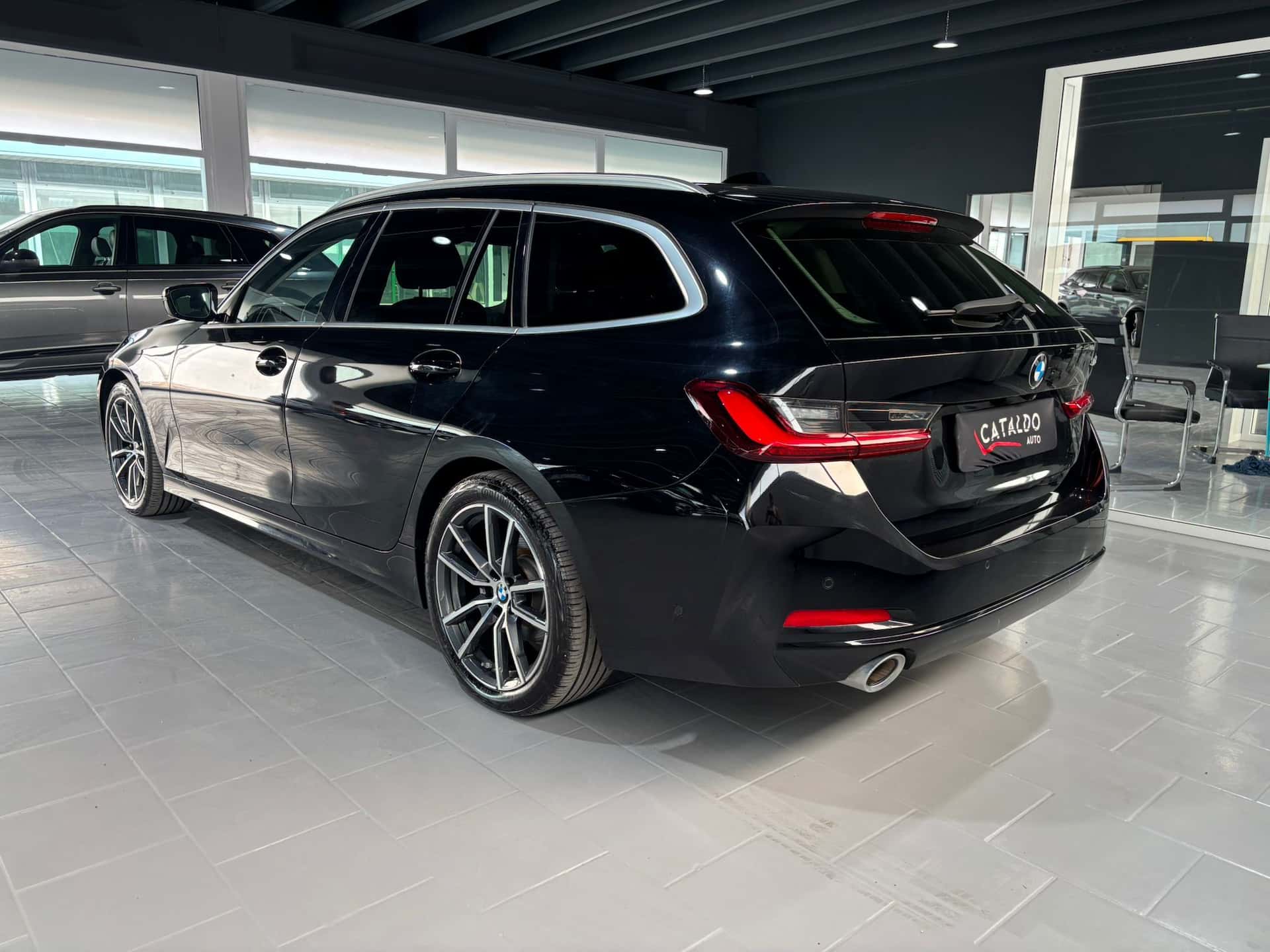 BMW 320 Serie 3 G21 2022 Touring 320i Touring auto - Immagine 3
