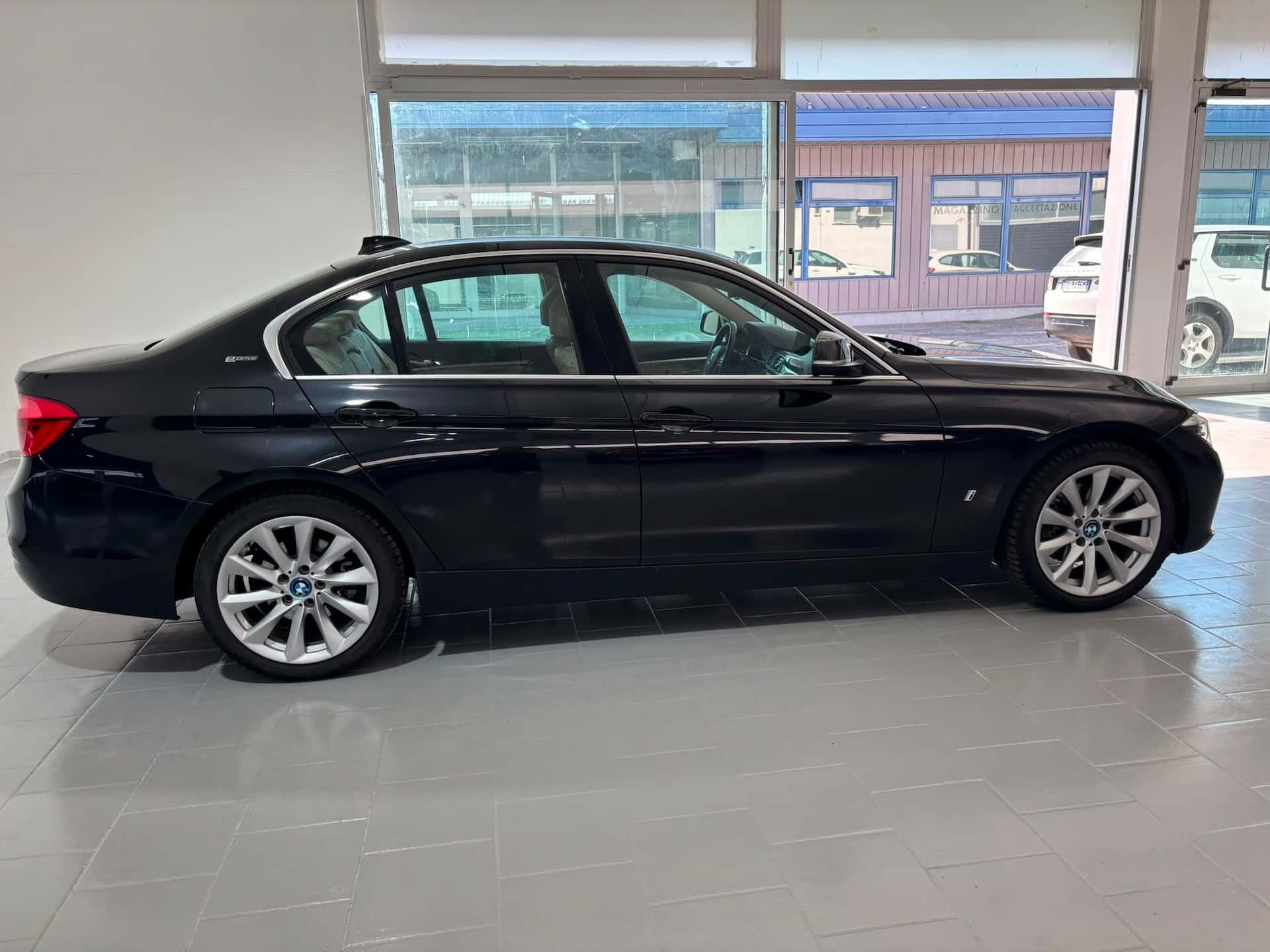 BMW 330 Serie 3 F30 2015 Berlina 330e Luxury auto - Immagine 6