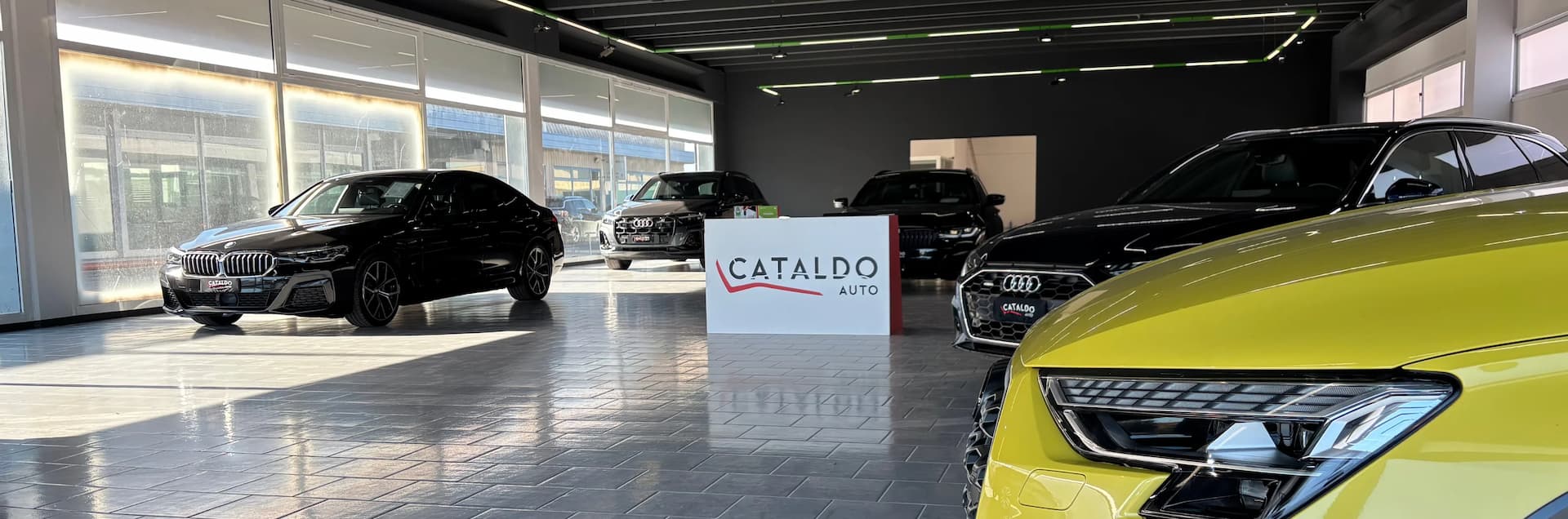 Cataldo auto salone con Audi auto nella foto