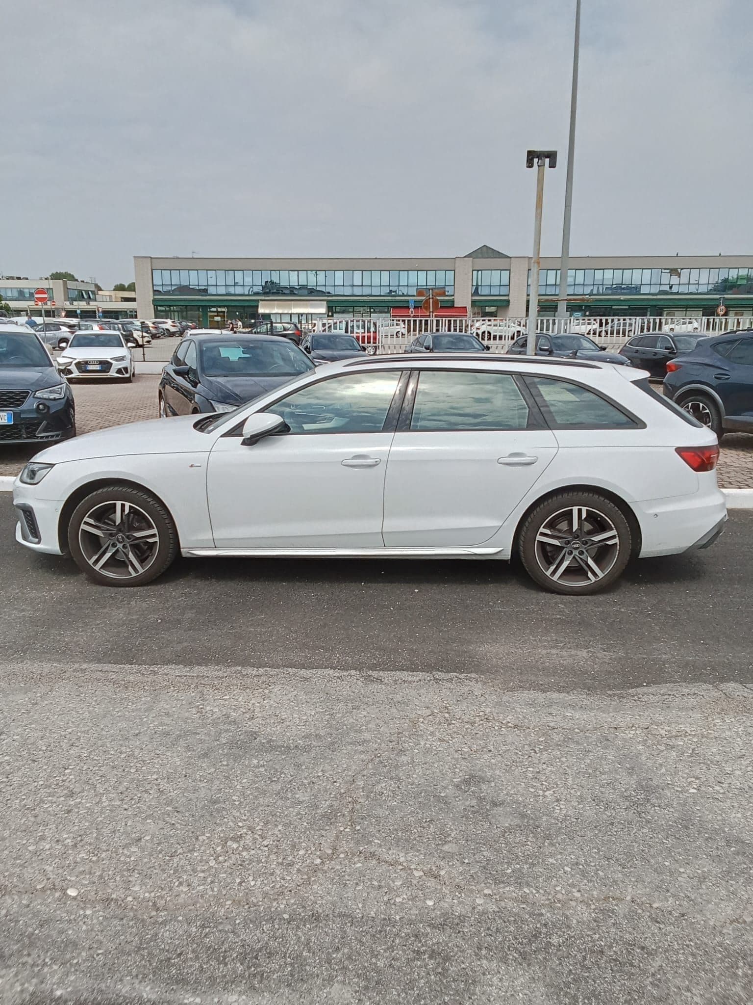 Audi A4  Avant 40 2.0 g-tron S Line edition 170cv s-tronic - Miniatura 2