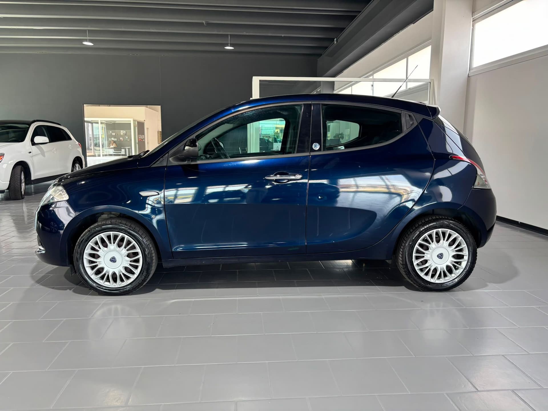 Lancia Ypsilon III 2015 1.2 Silver ecochic Gpl 69cv - Miniatura 2