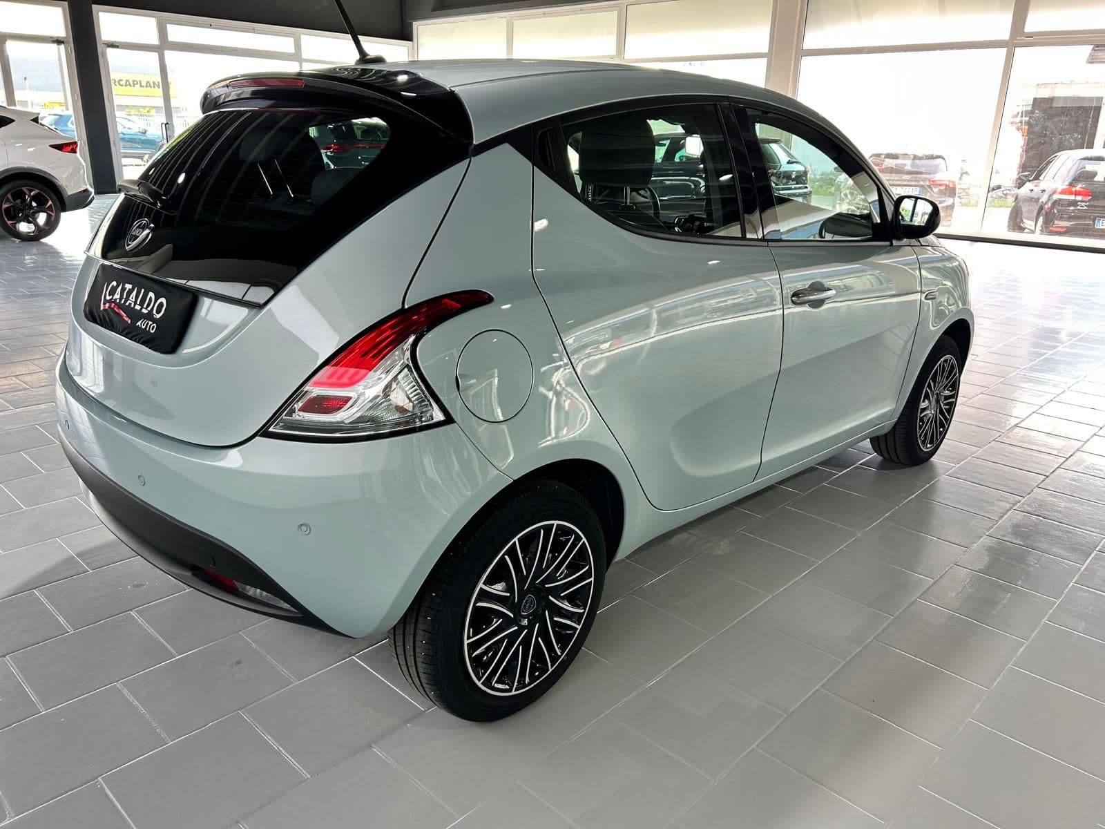 Lancia Ypsilon III 2021 1.0 firefly hybrid Gold SeS - Miniatura 4