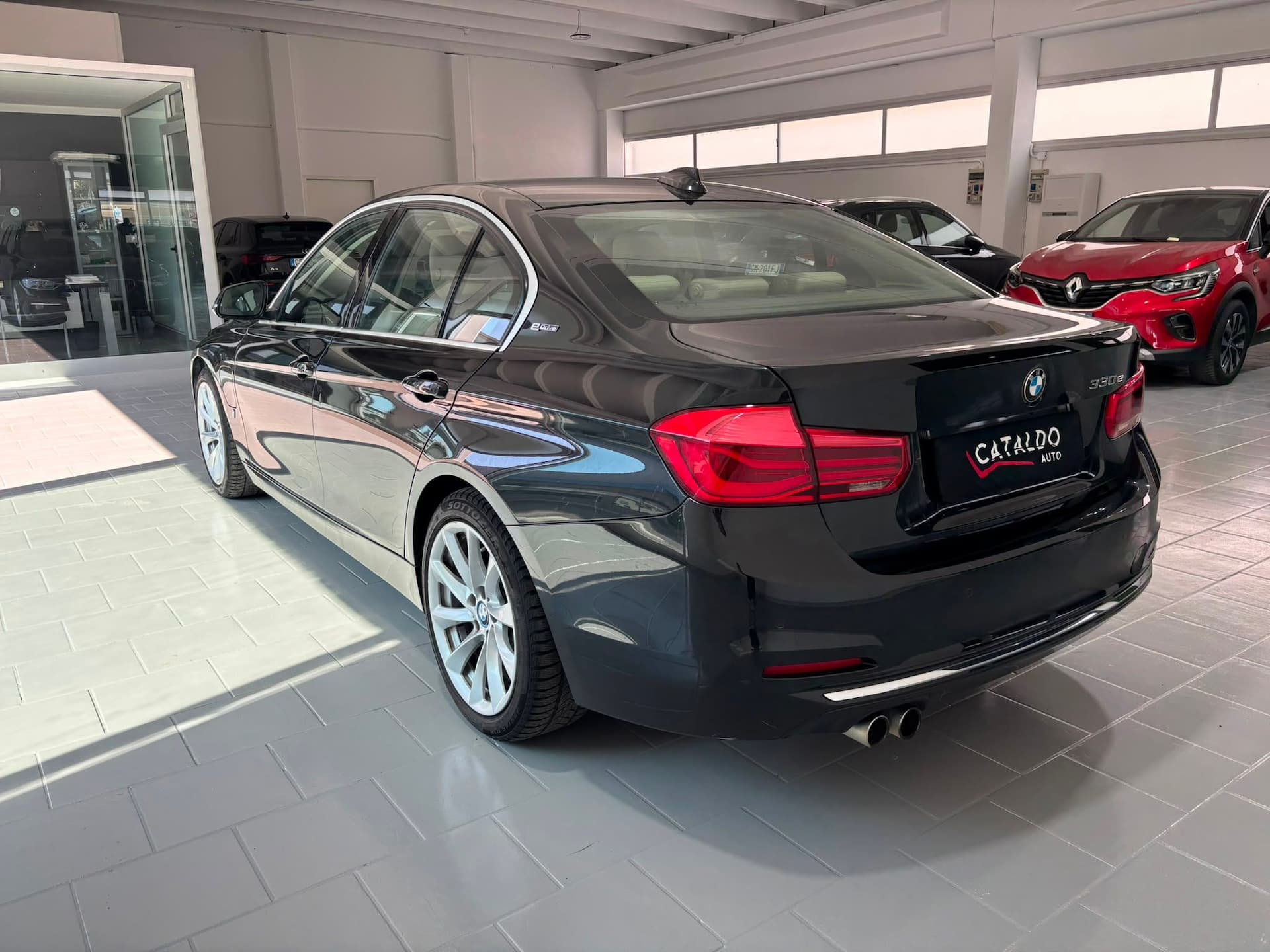 BMW 330 Serie 3 F30 2015 Berlina 330e Luxury auto - Miniatura 3