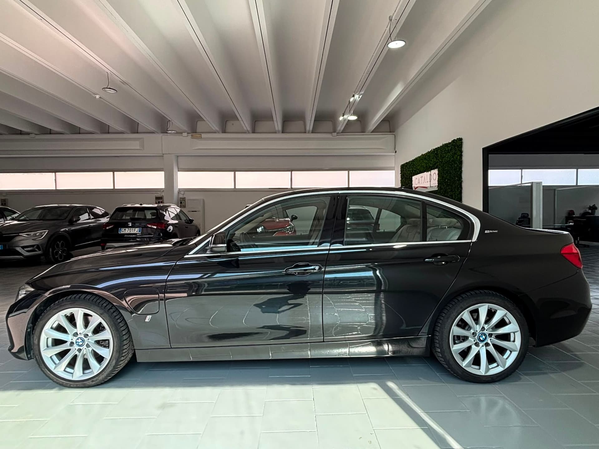 BMW 330 Serie 3 F30 2015 Berlina 330e Luxury auto - Miniatura 2