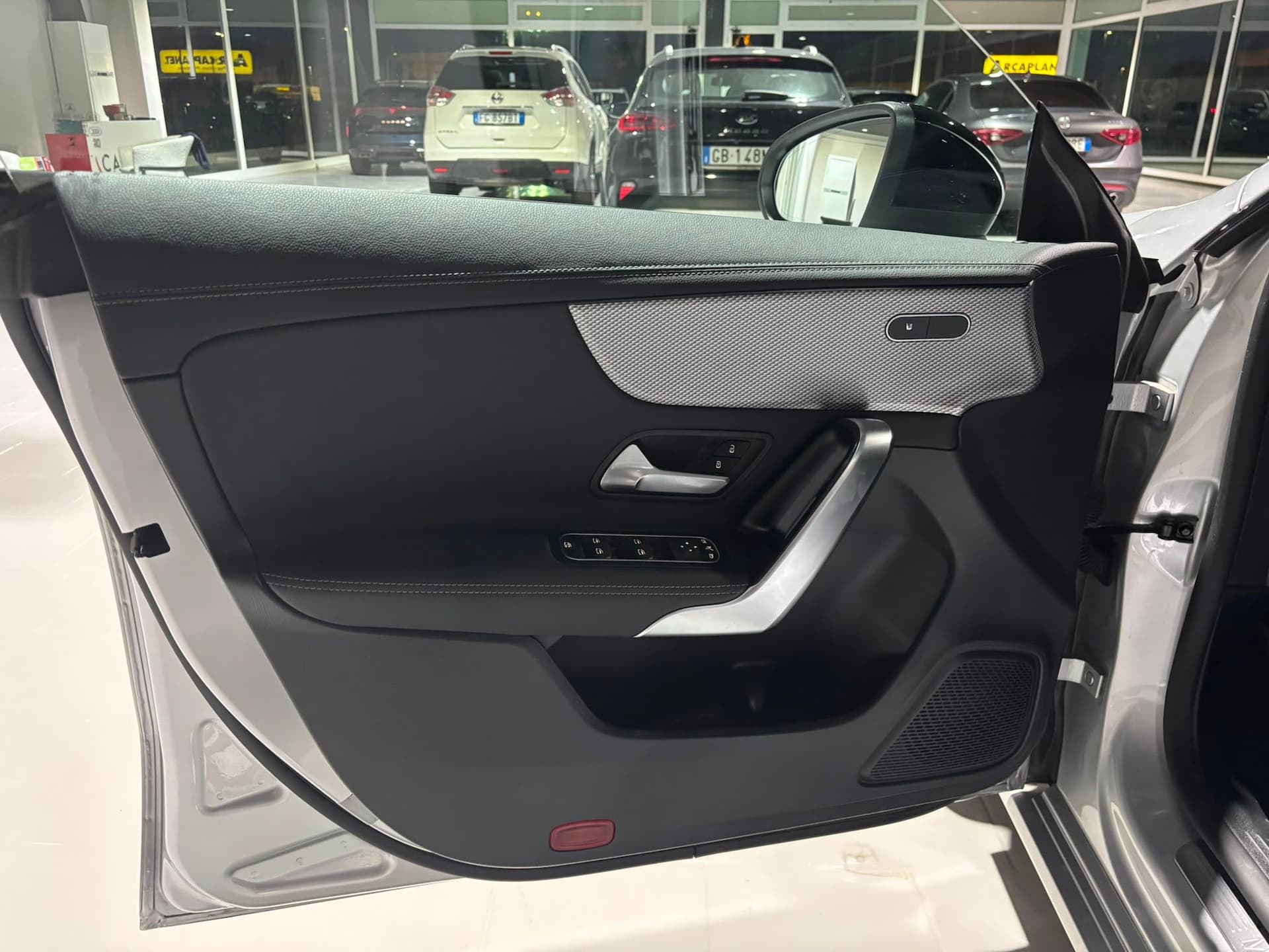 Mercedes-Benz CLA 200 Shooting Brake 200 d Business auto - Miniatura 9
