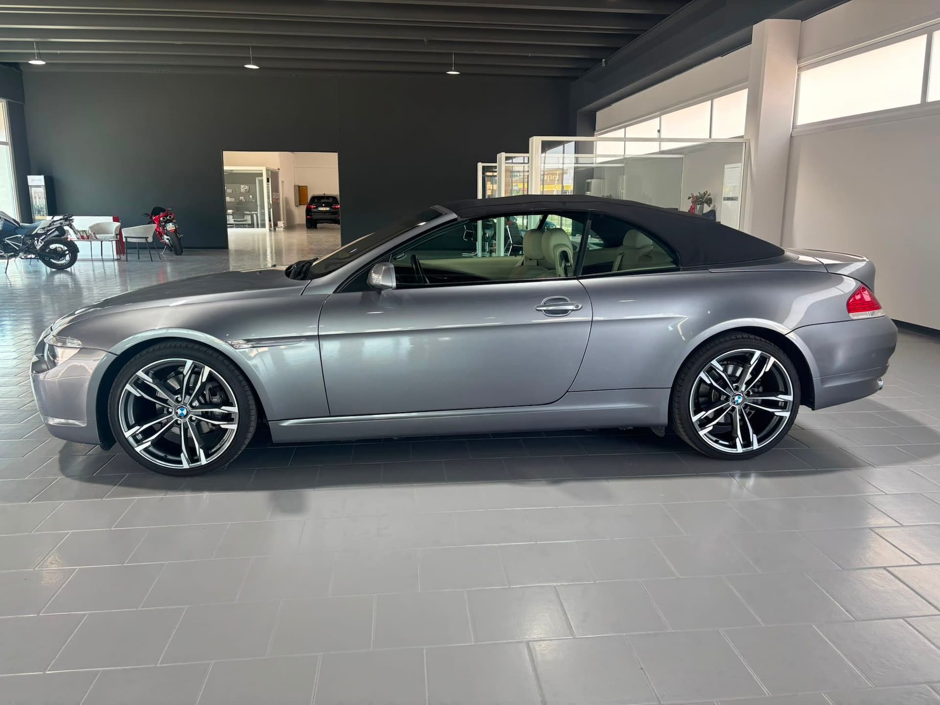 BMW 630Ci Cabrio - Miniatura 2