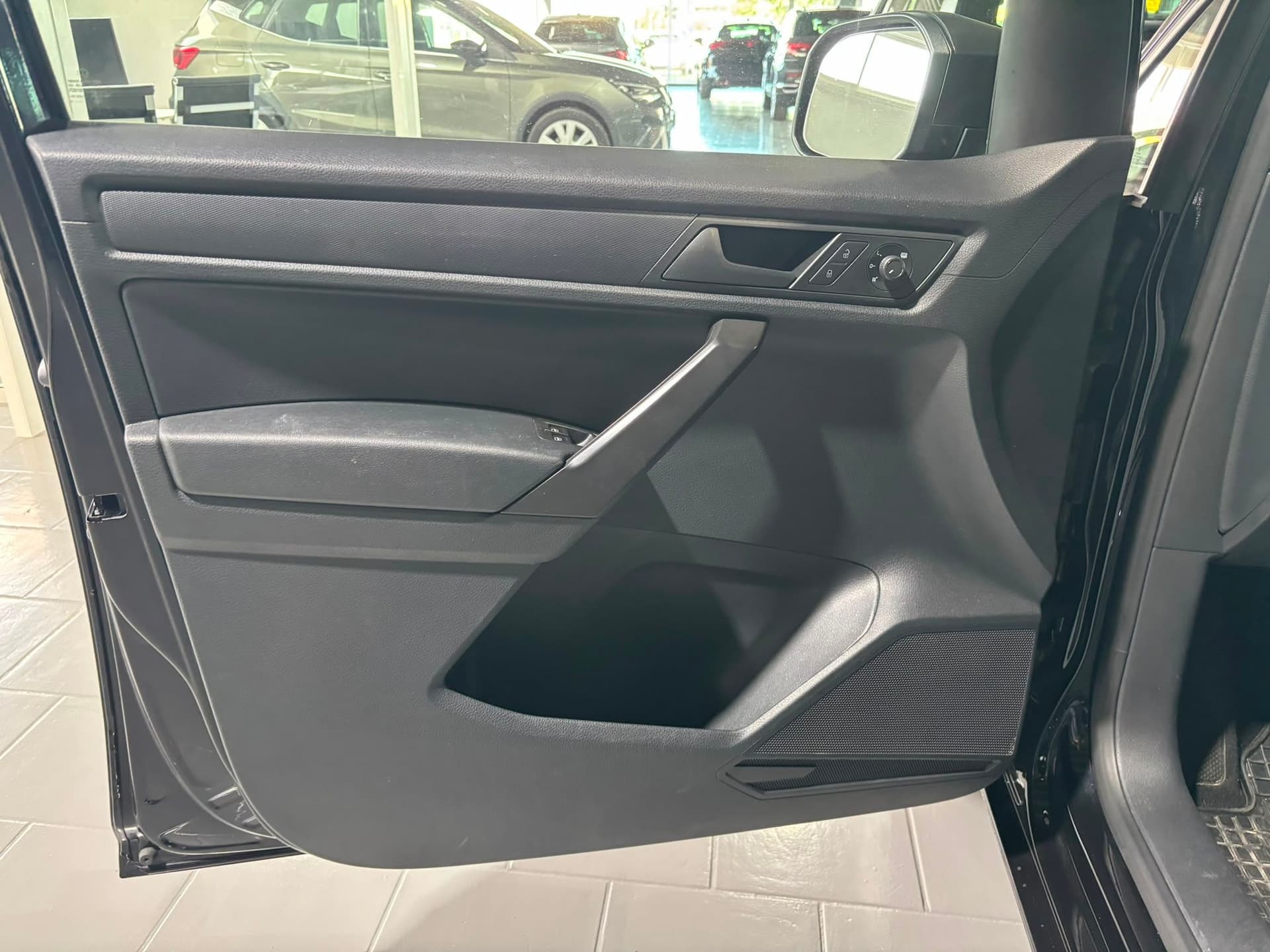 VOLKSWAGWEN CADDY 1.4 CONCEPTLINE TGI  - Miniatura 9