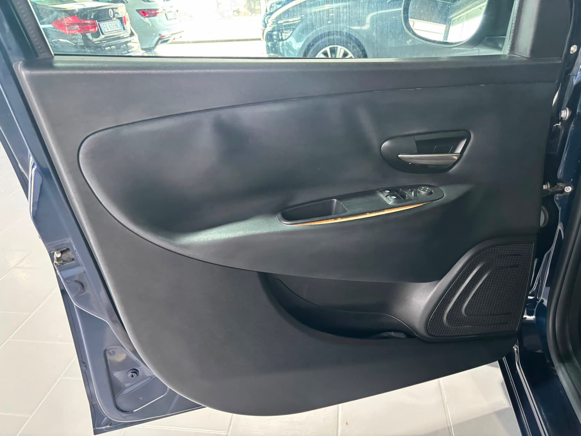 Lancia Ypsilon III 2015 1.2 Silver ecochic Gpl 69cv - Miniatura 9