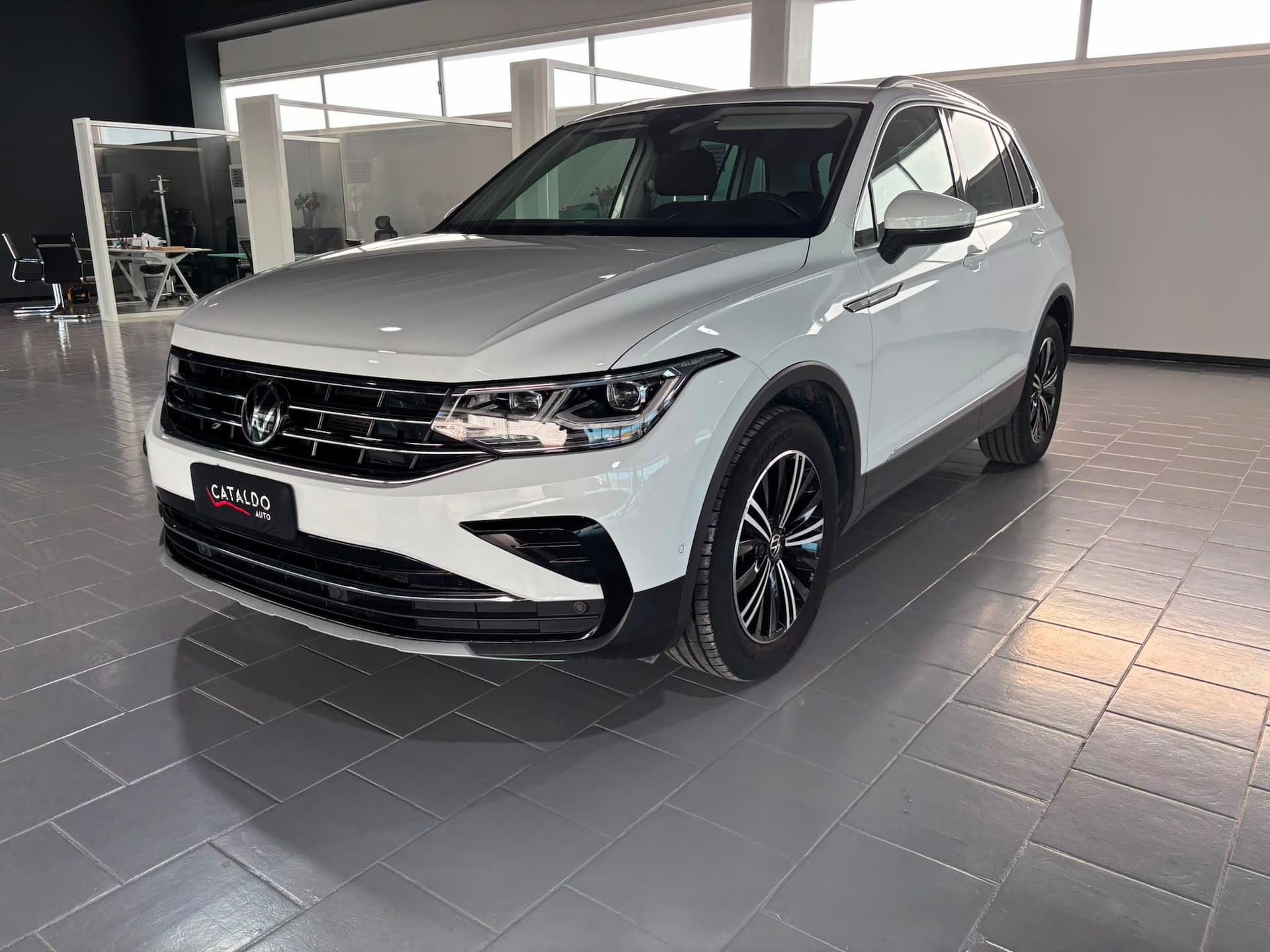 Volkswagen Tiguan II 2021 2.0 tdi Elegance 150cv dsg - Miniatura 1