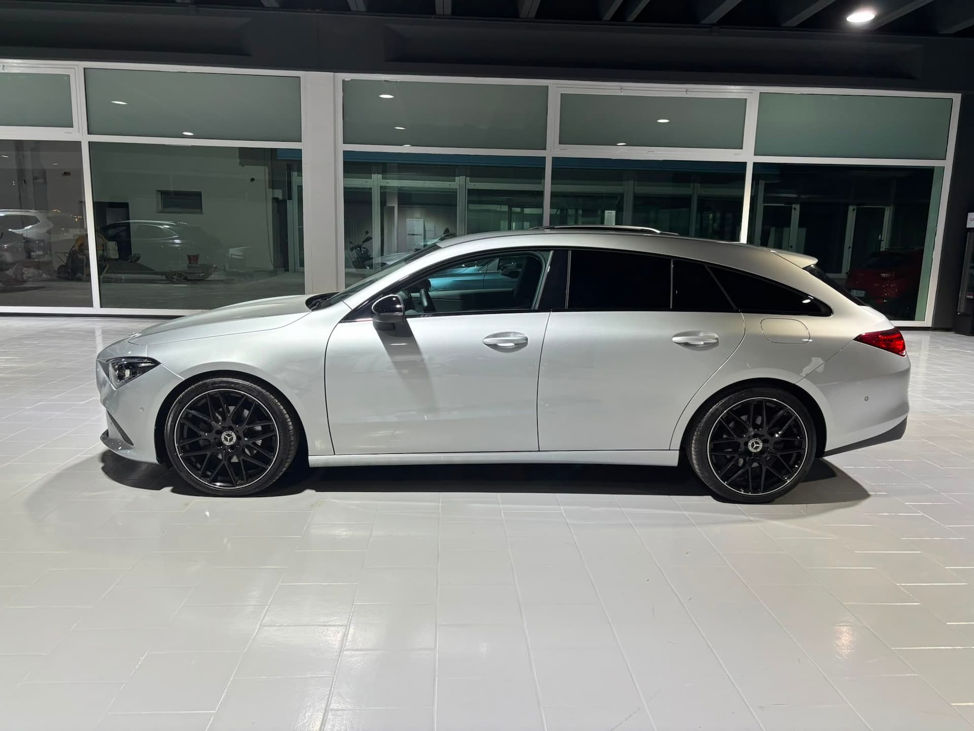 Mercedes-Benz CLA 200 Shooting Brake 200 d Business auto - Miniatura 2