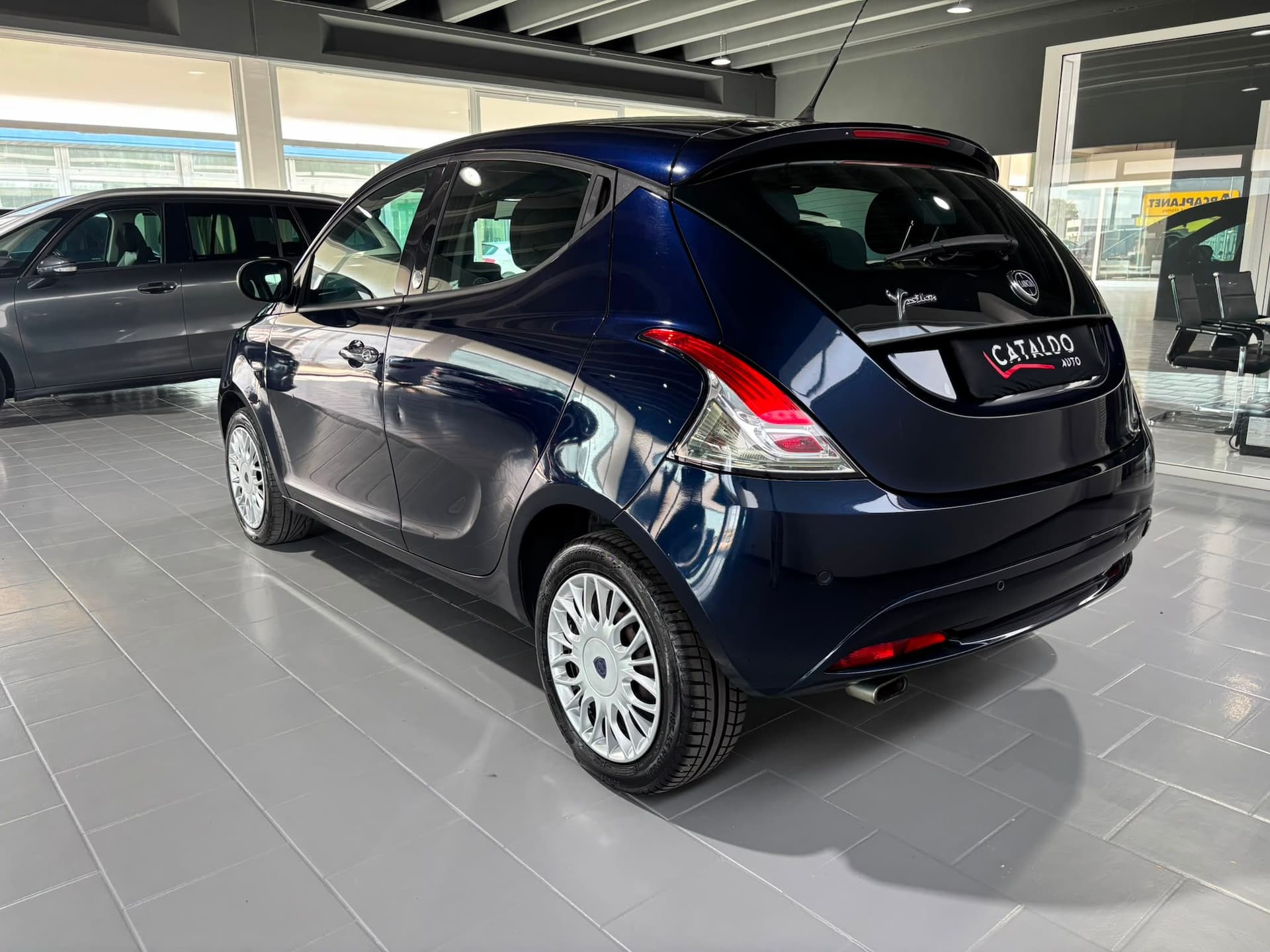 Lancia Ypsilon III 2015 1.2 Silver ecochic Gpl 69cv - Miniatura 3