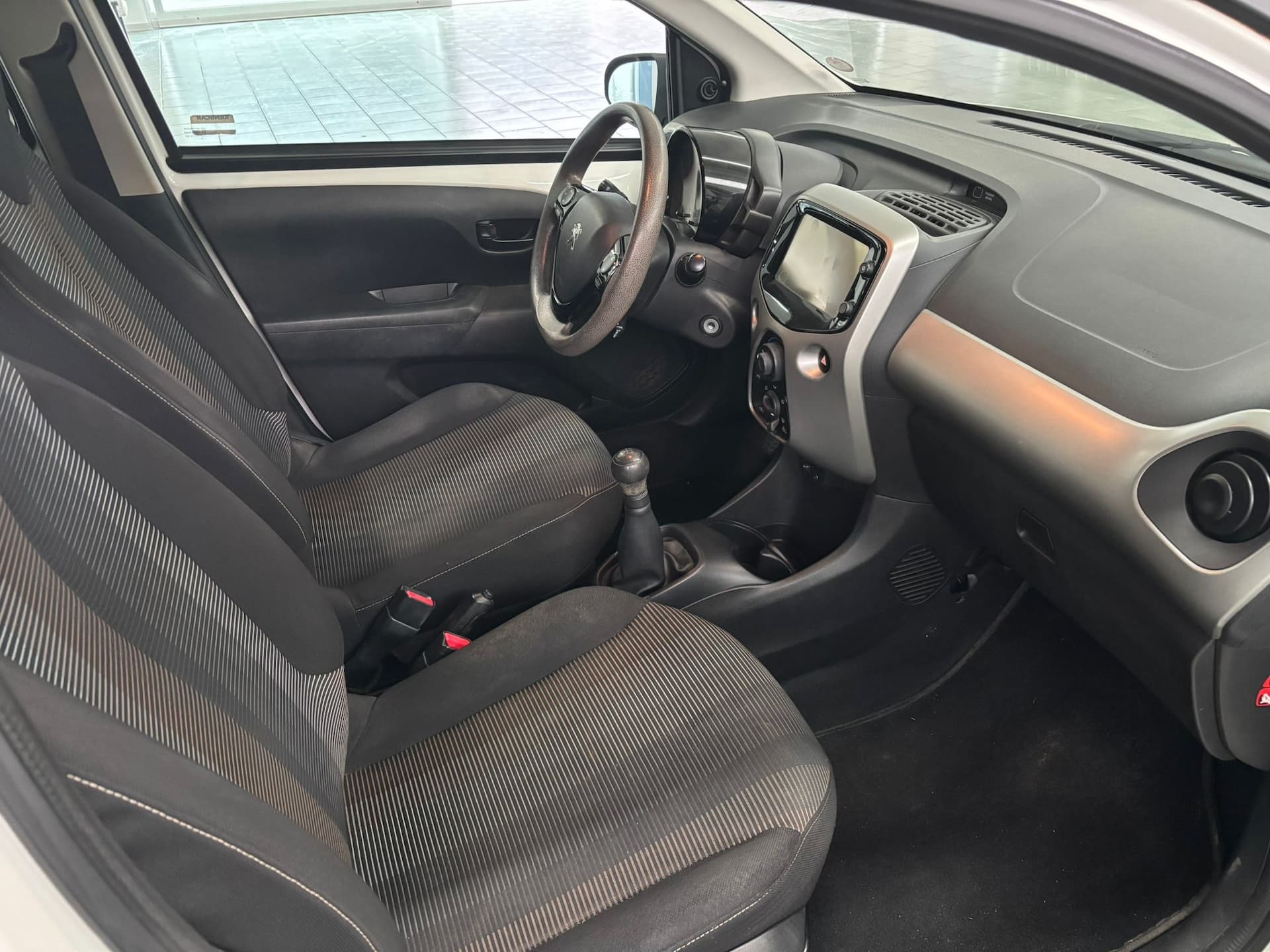 Peugeot 108 5p 1.2 vti 12v Allure - Image 20