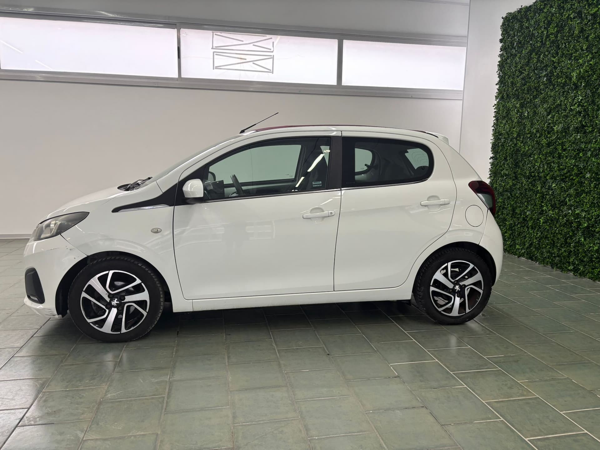 Peugeot 108 5p 1.2 vti 12v Allure - Image 2