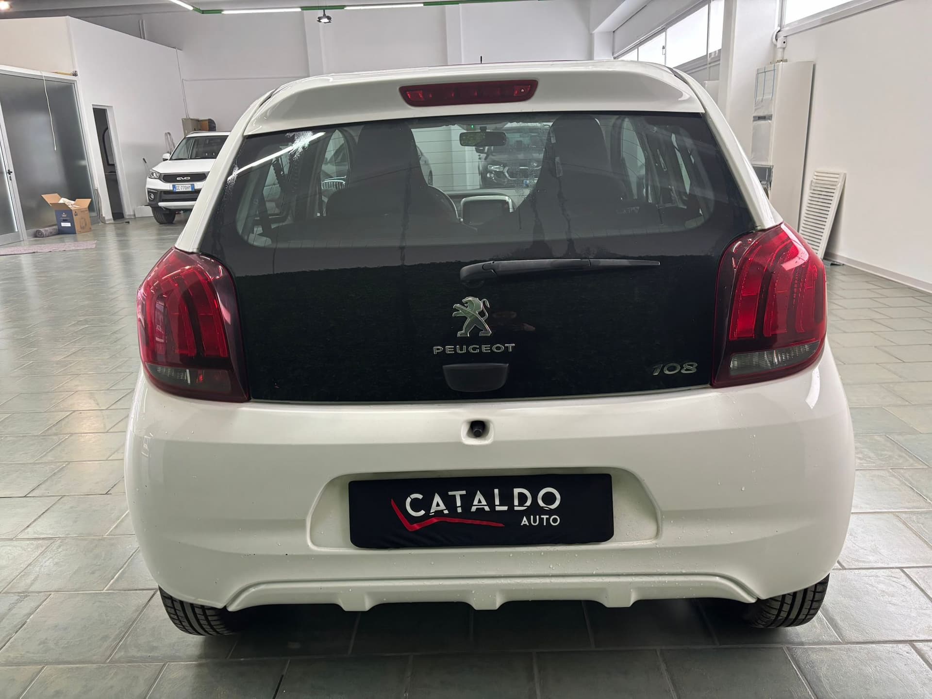 Peugeot 108 5p 1.2 vti 12v Allure - Image 4