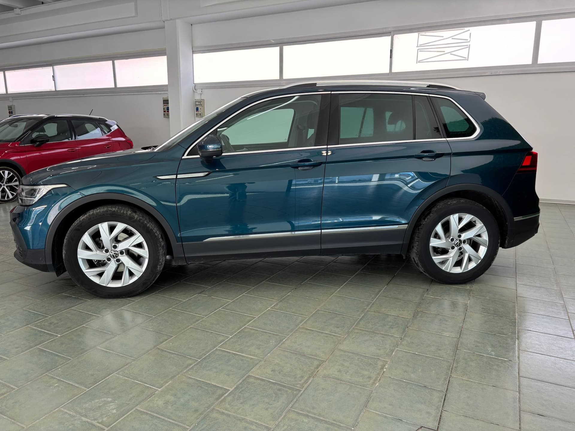 Volkswagen Tiguan II 2021 2.0 tdi Life 122cv - Image 3