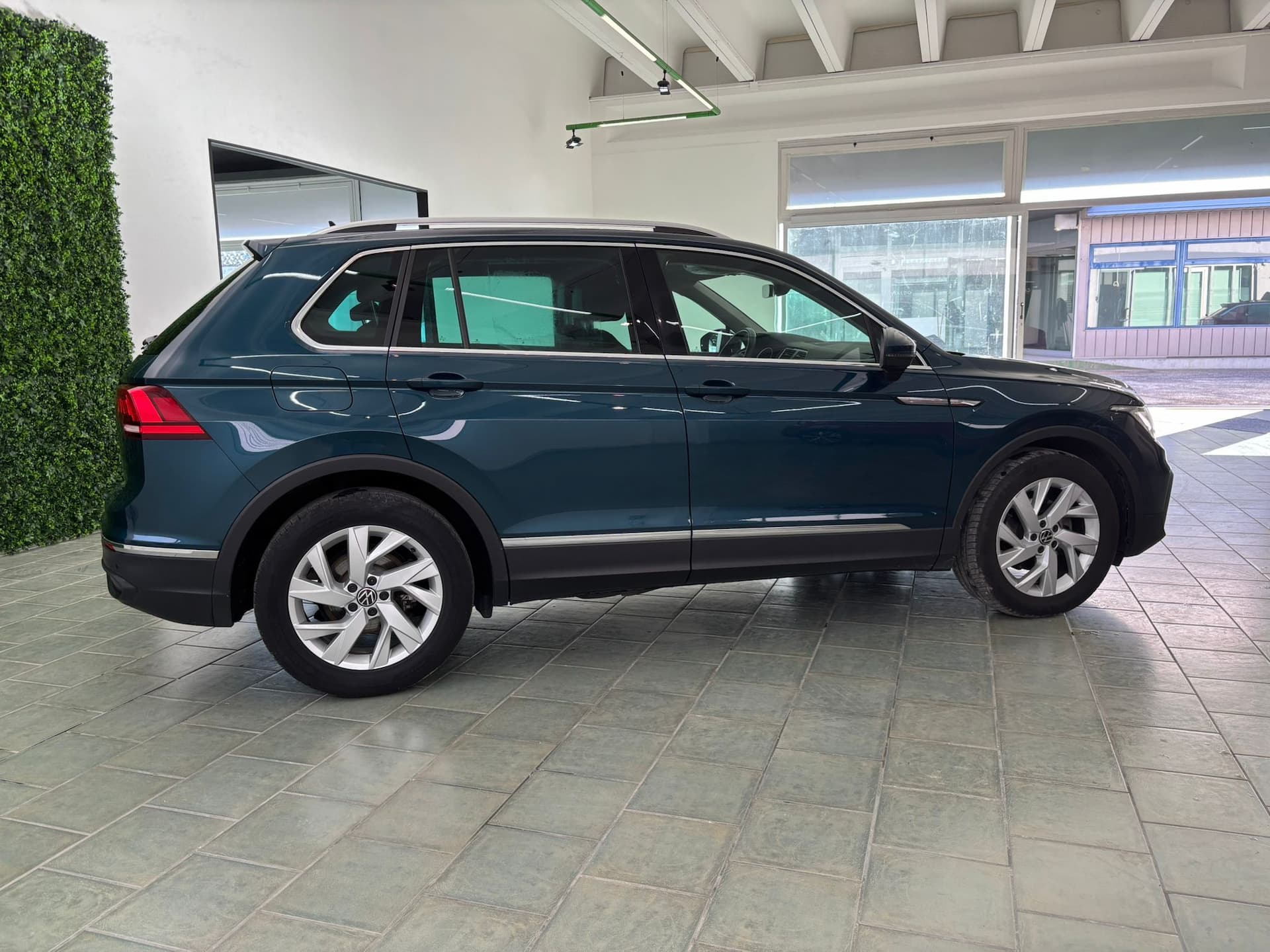 Volkswagen Tiguan II 2021 2.0 tdi Life 122cv - Image 2