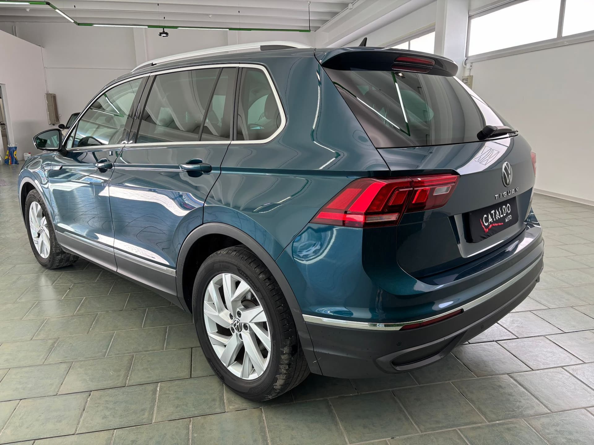 Volkswagen Tiguan II 2021 2.0 tdi Life 122cv - Image 4