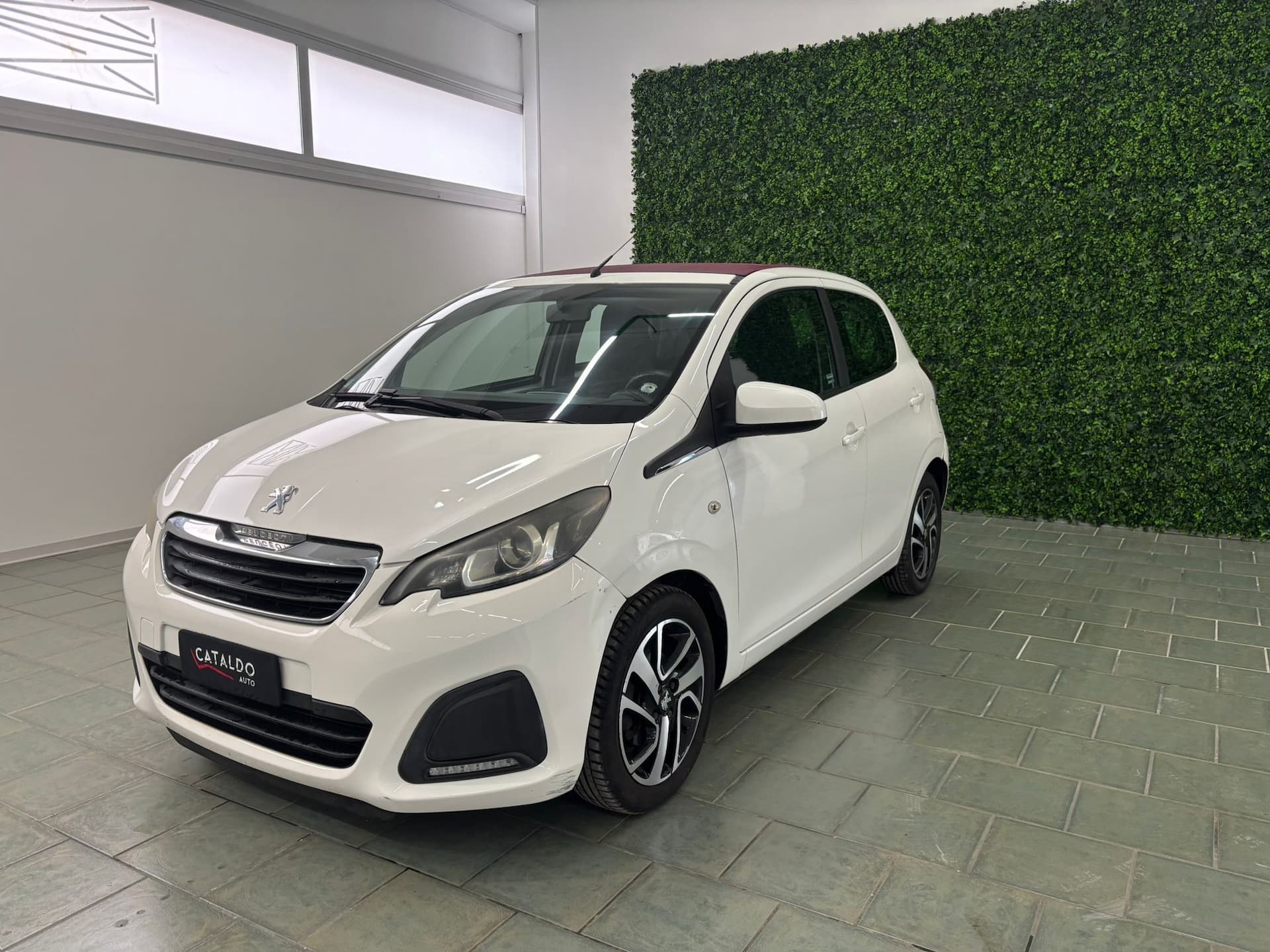 Peugeot 108 5p 1.2 vti 12v Allure - Image 1