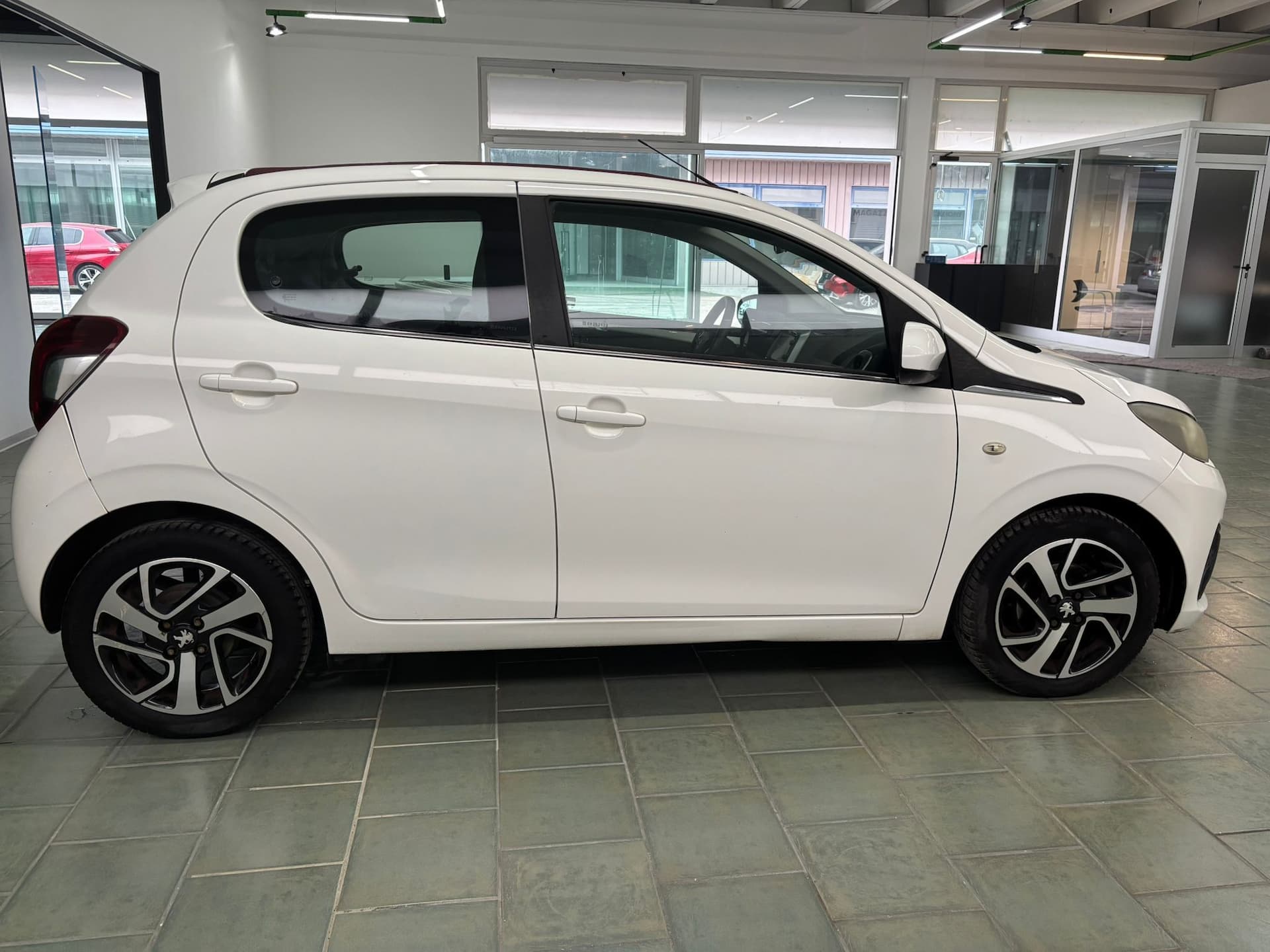 Peugeot 108 5p 1.2 vti 12v Allure - Image 6